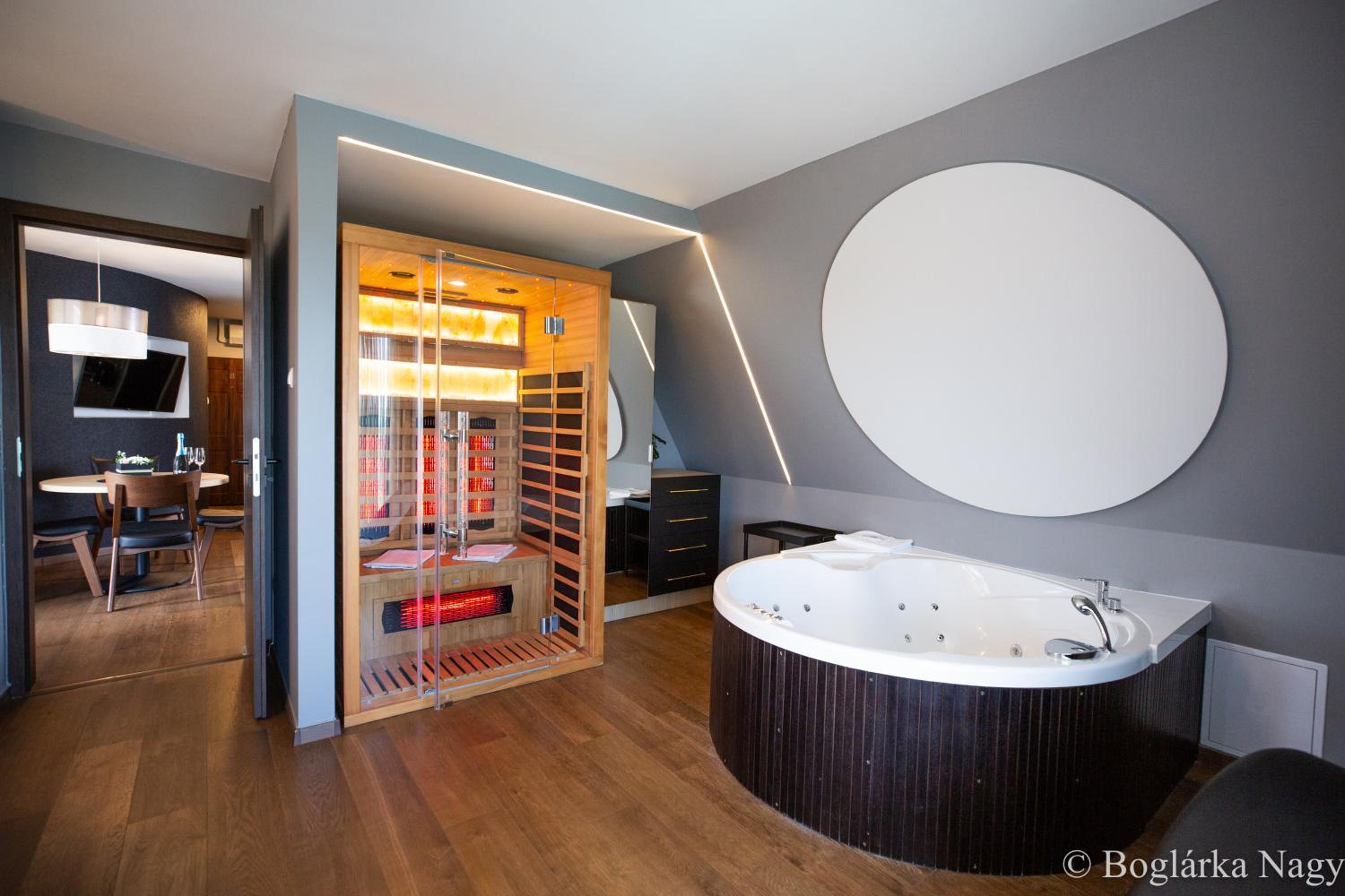 Suite with Hot Tub - Photo 10