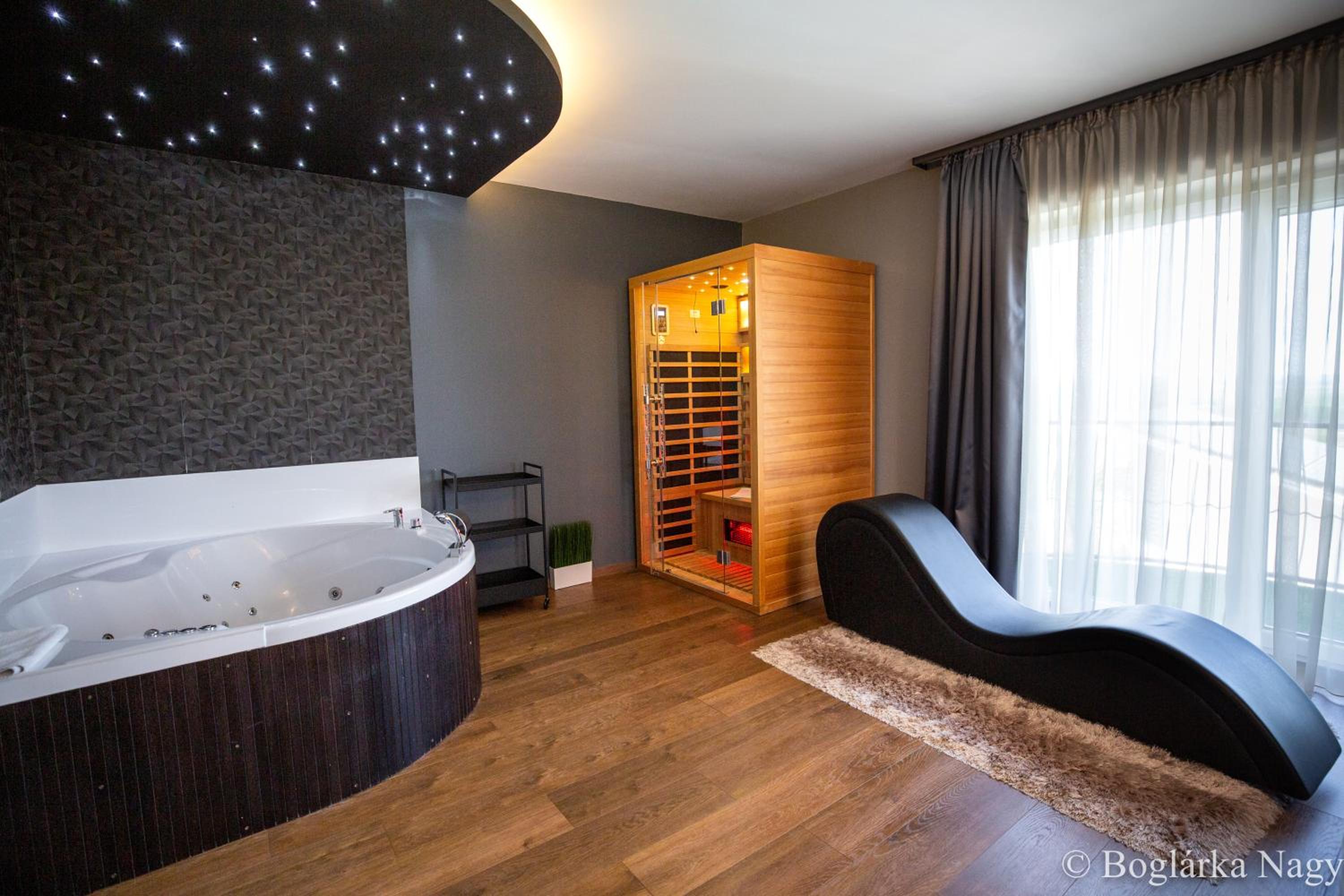 Suite with Hot Tub - Photo 28