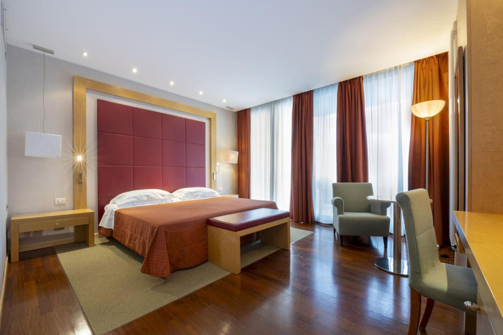 Suite - Photo 1