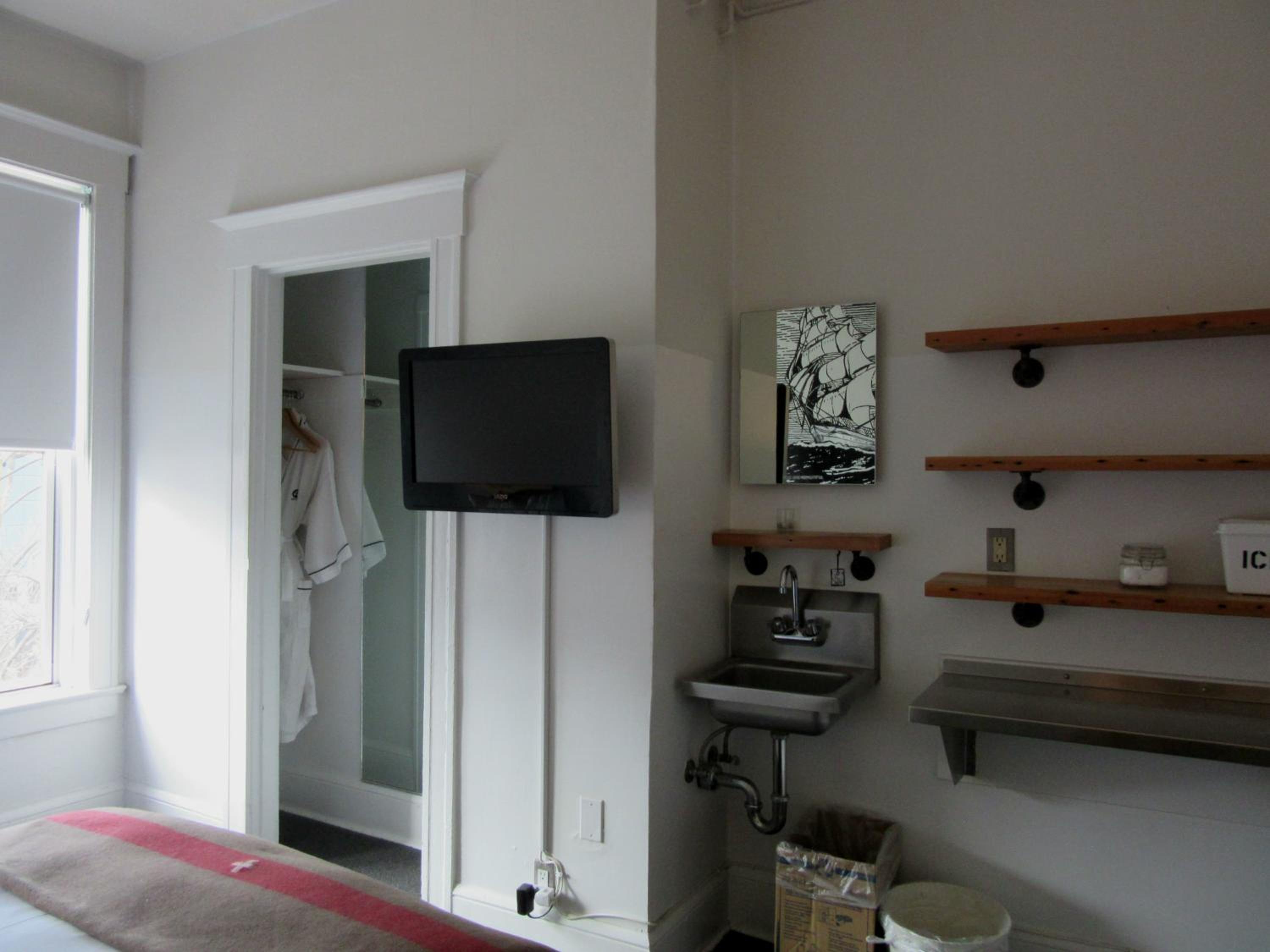 Standard Room with Shared Bathroom photo 1