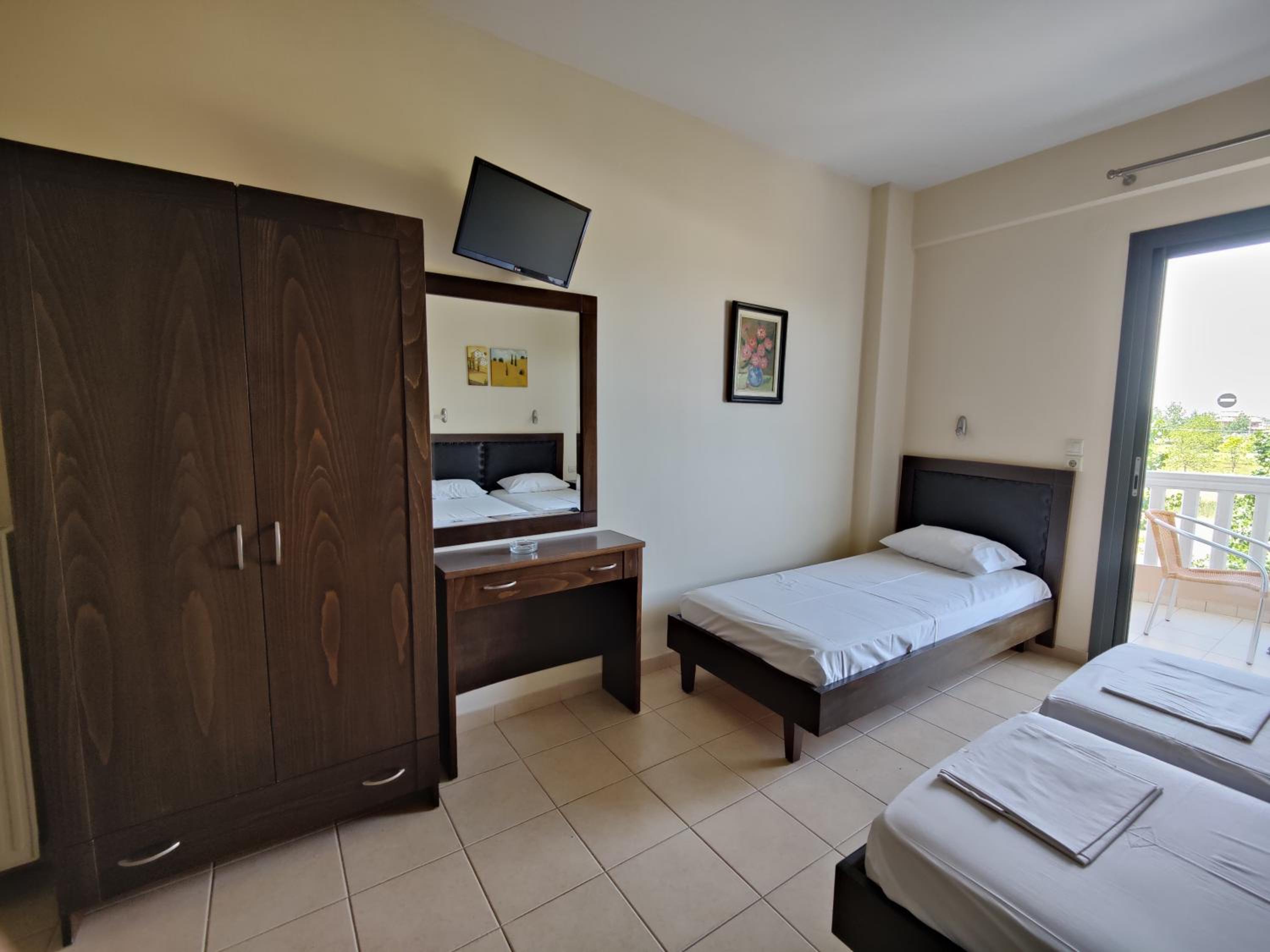 Economy Triple Room photo 2