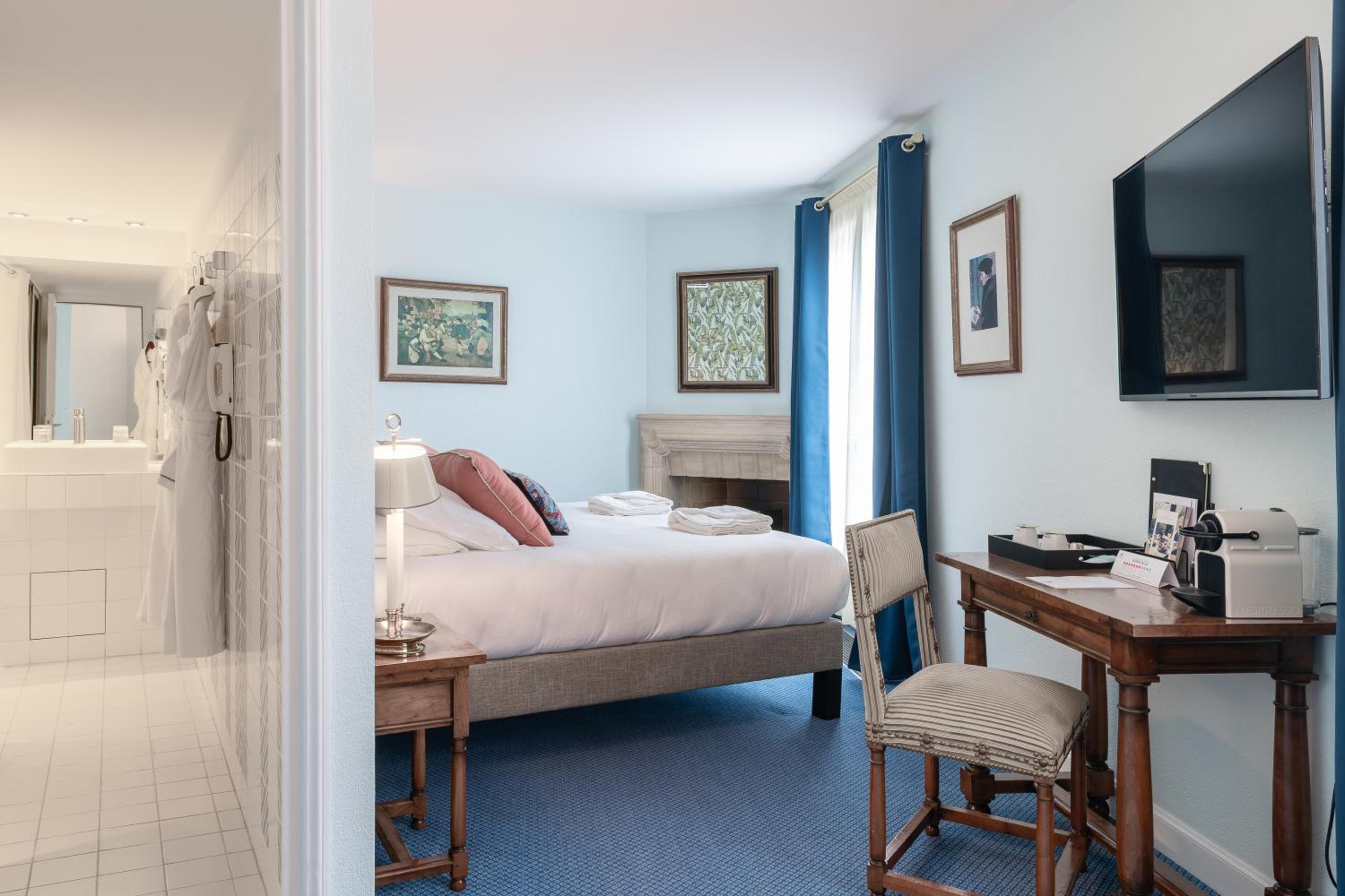 Double Room with Abbey View - Photo 9