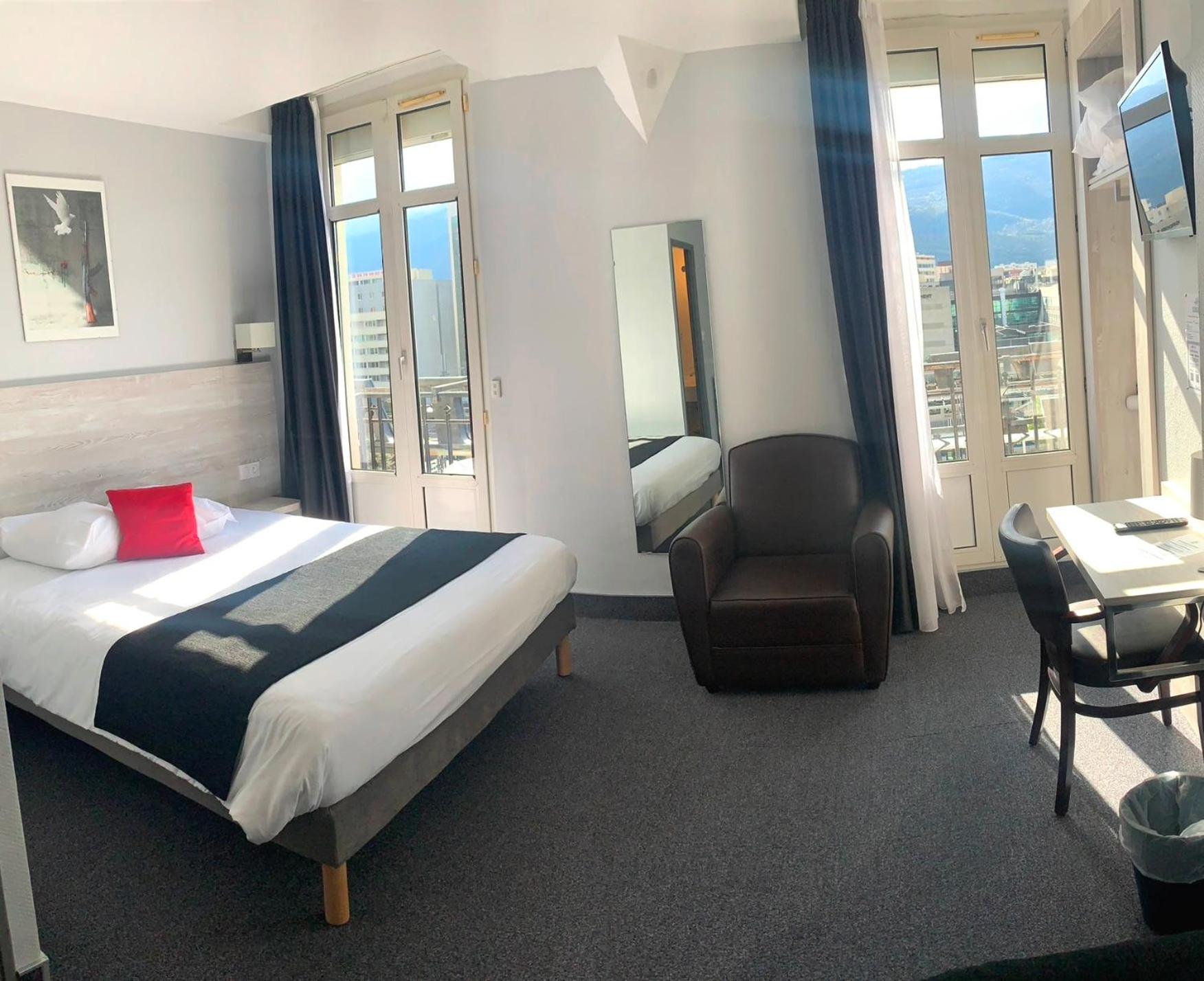 Standard Queen Room photo 2