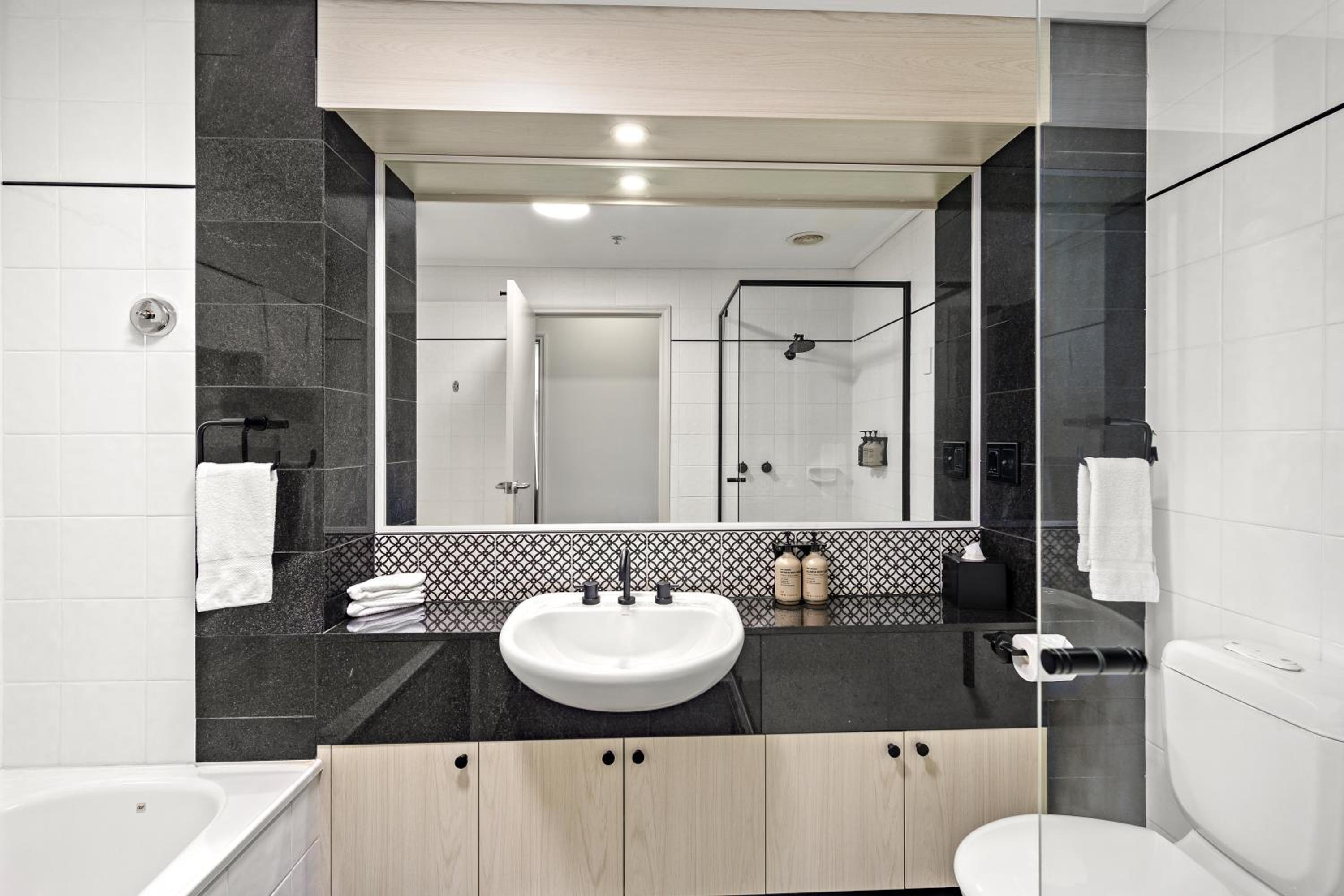 Signature One-Bedroom Apartment photo 3