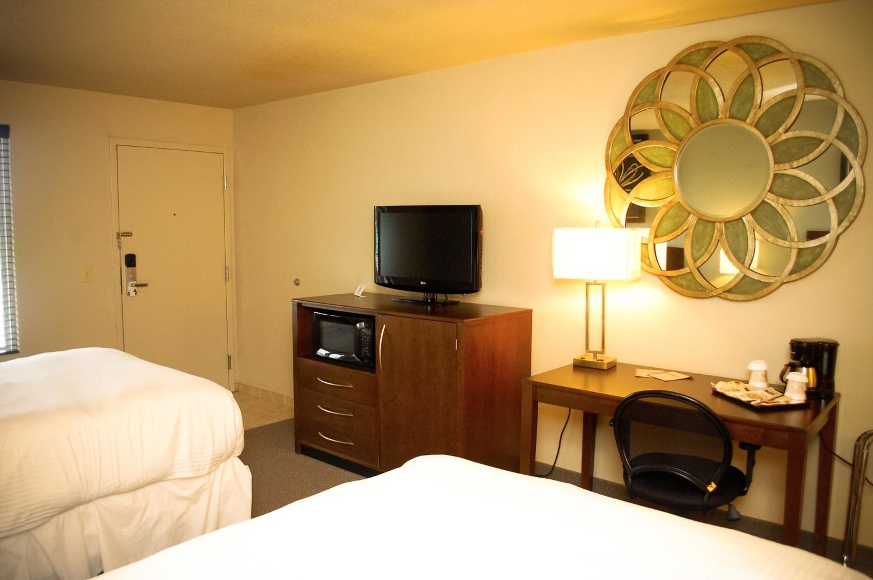 Deluxe Double Room with Two Double Beds - Non-Smoking - Photo 1