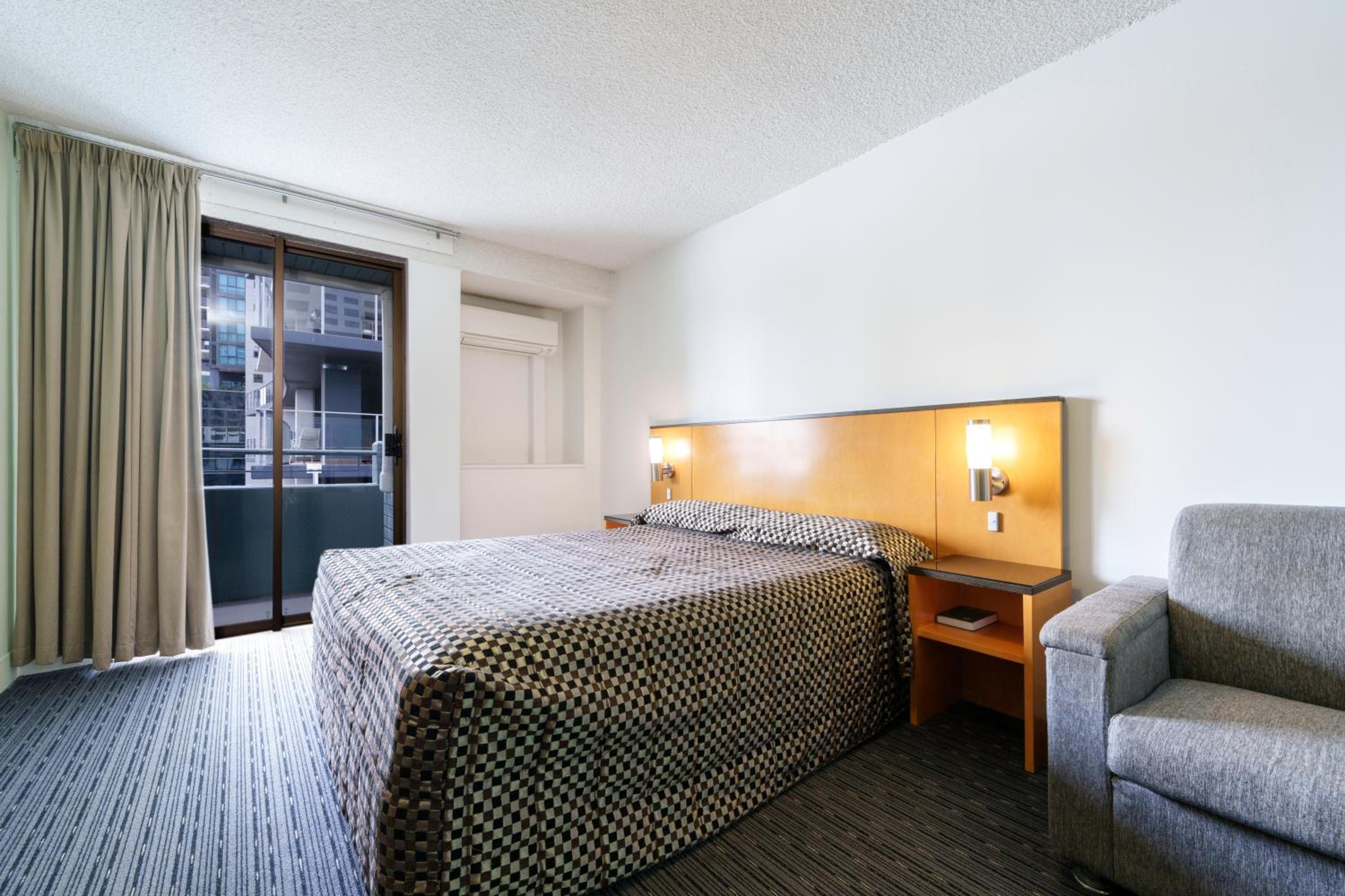 Superior Queen Studio Suite - Photo 2