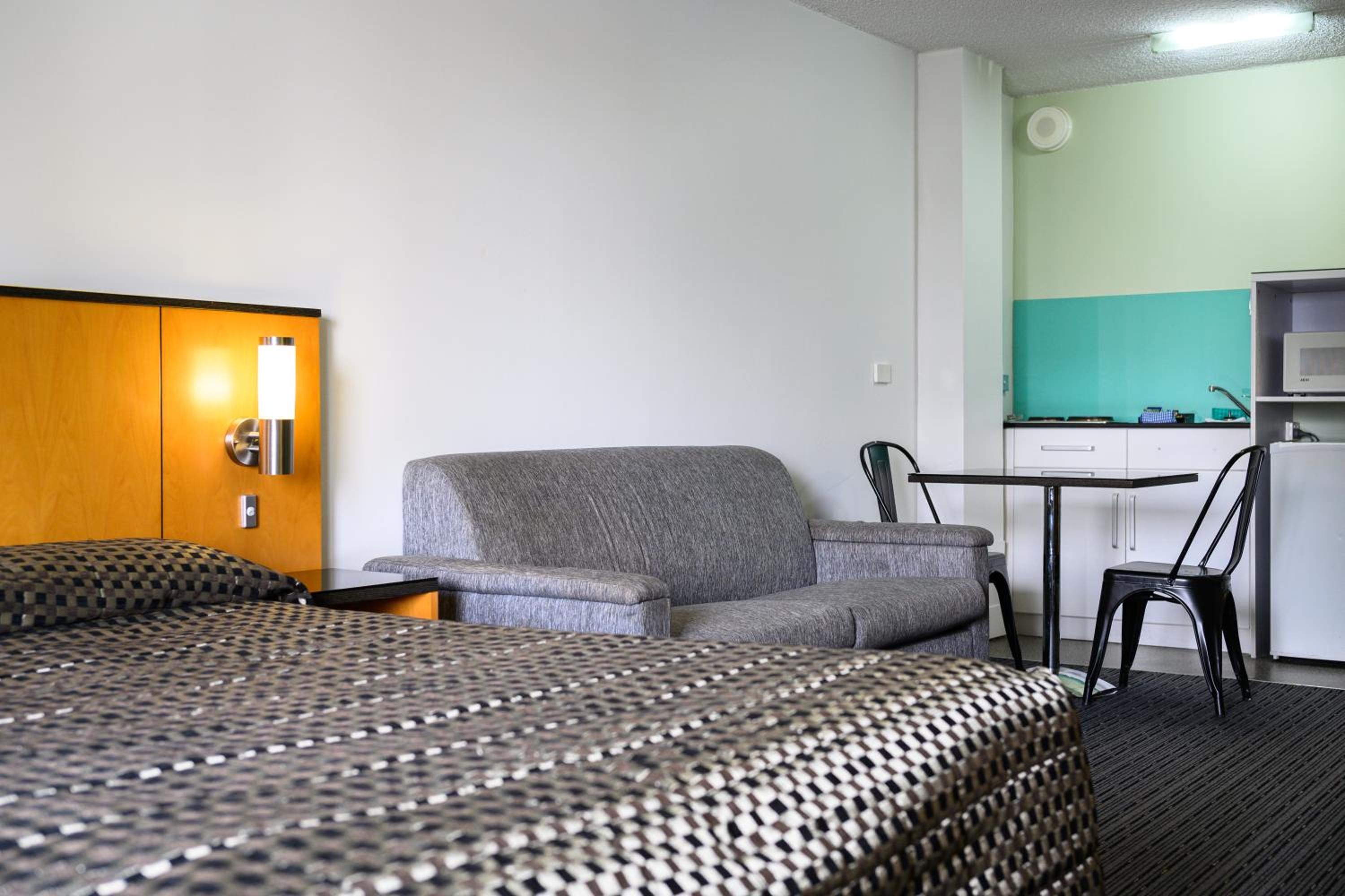 Superior Queen Studio Suite - Photo 3