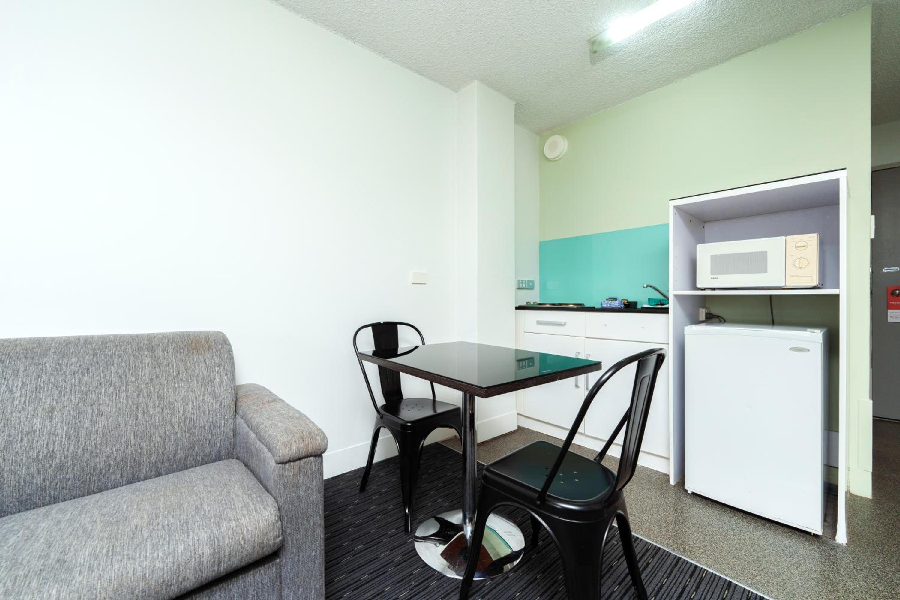 Superior Queen Studio Suite - Photo 4