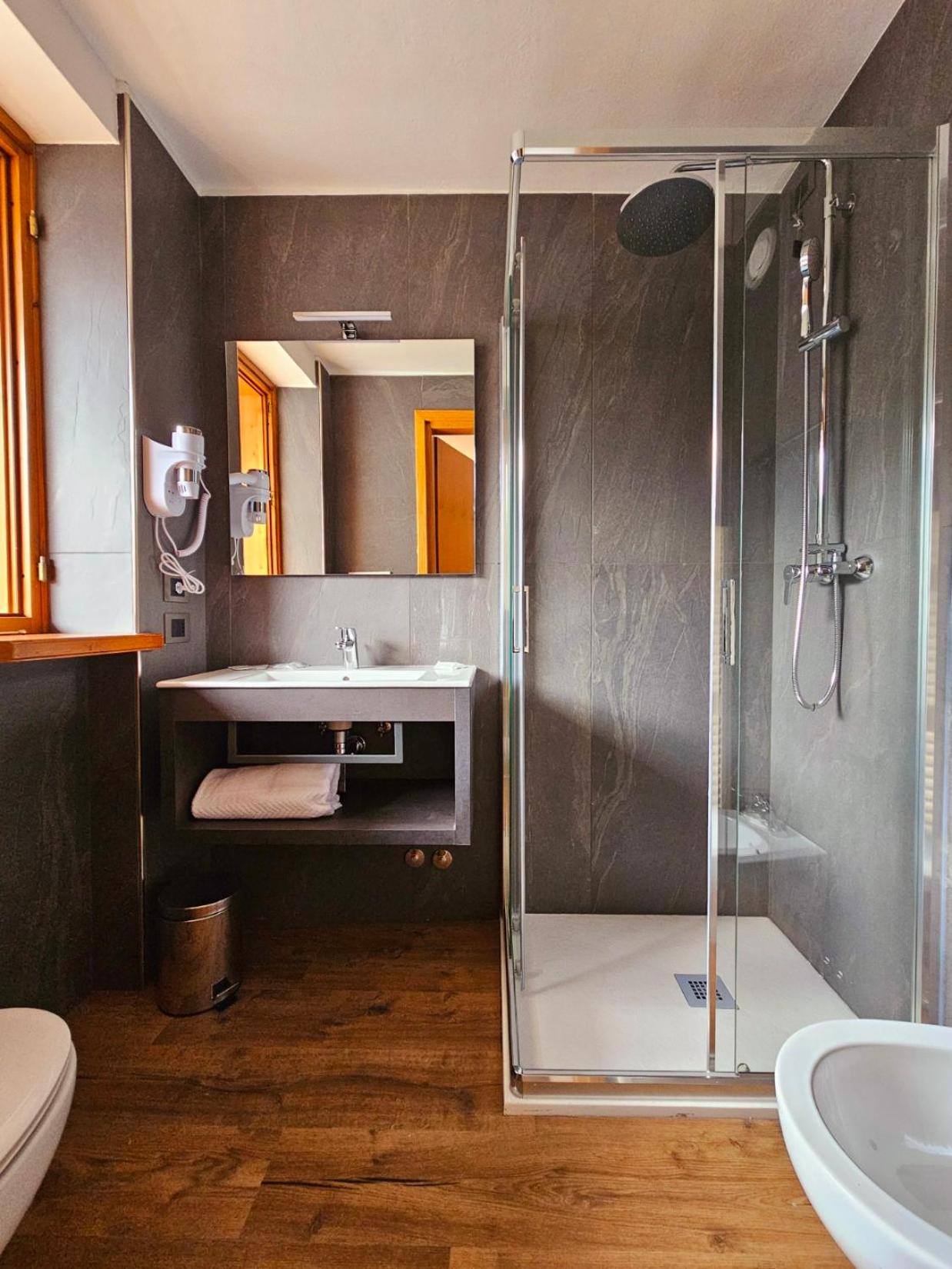 Family Room with One Queen and One Bunk Bed, Mountain View and Shower - Non-Smoking - Photo 4