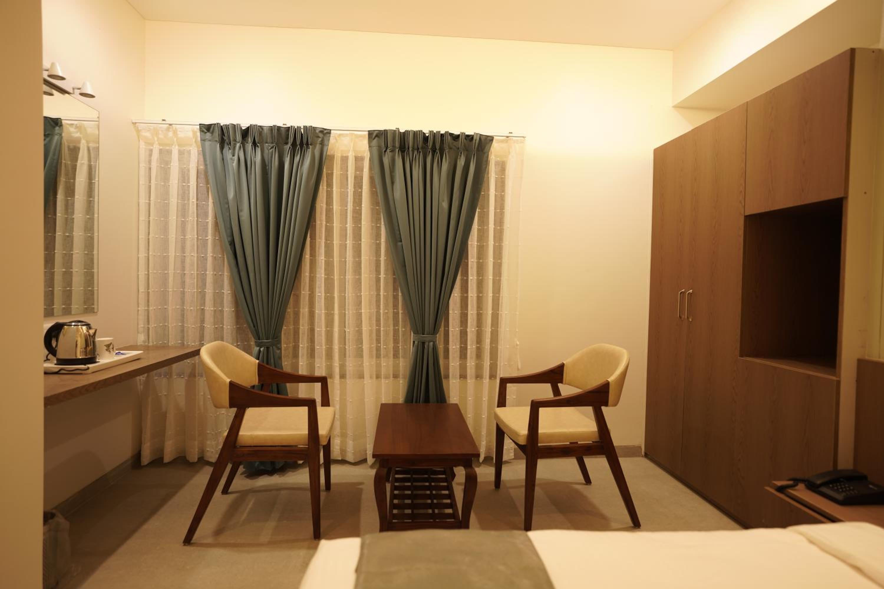 Standard King Room photo 3