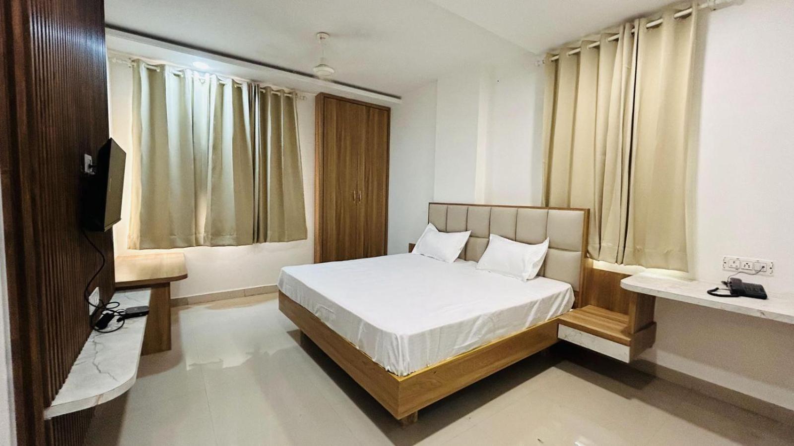 Standard King Room photo 3