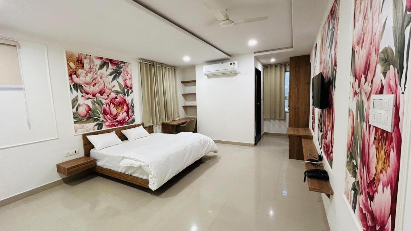 Superior King Room photo 2