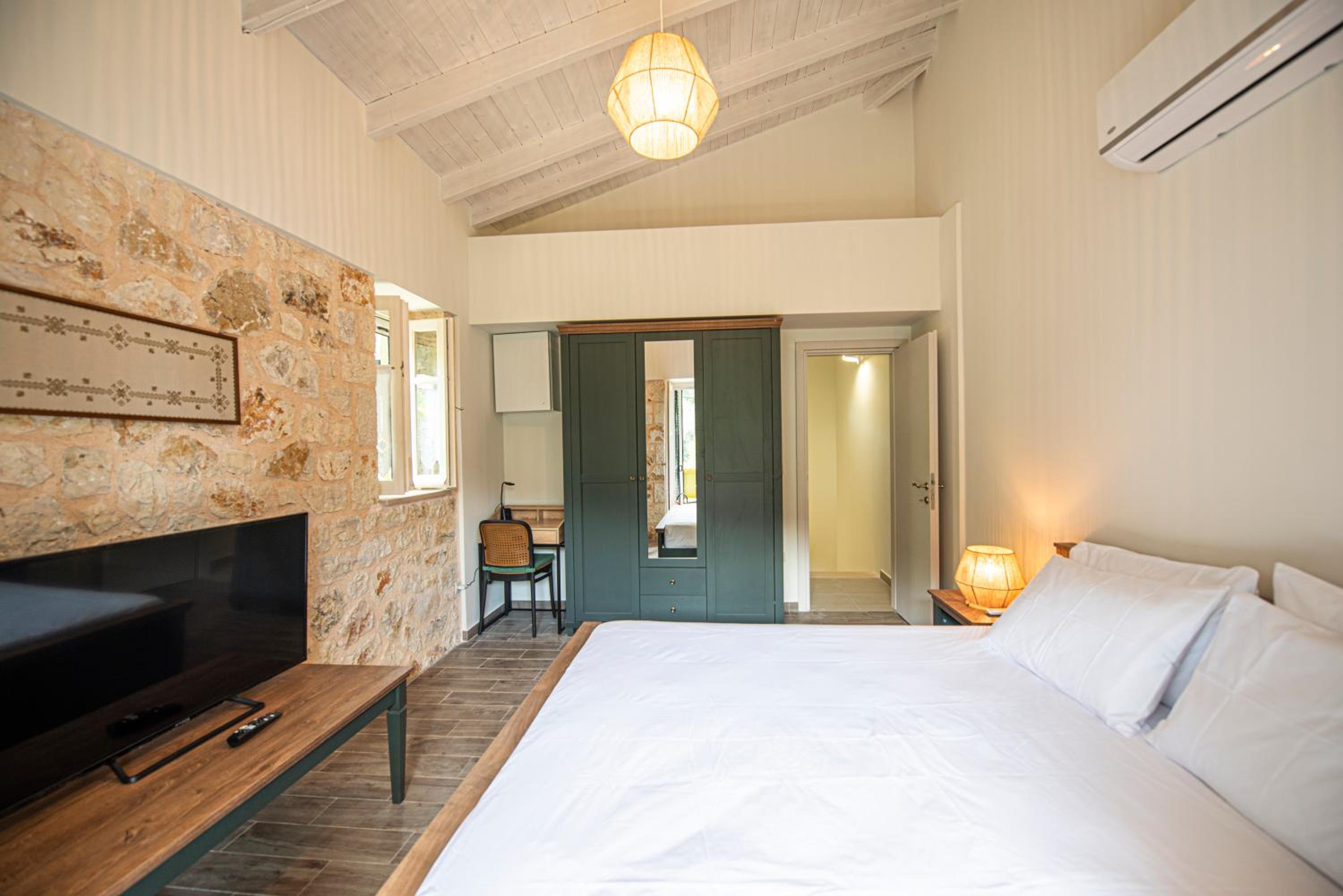 Classic One-Bedroom Apartment with King Bed