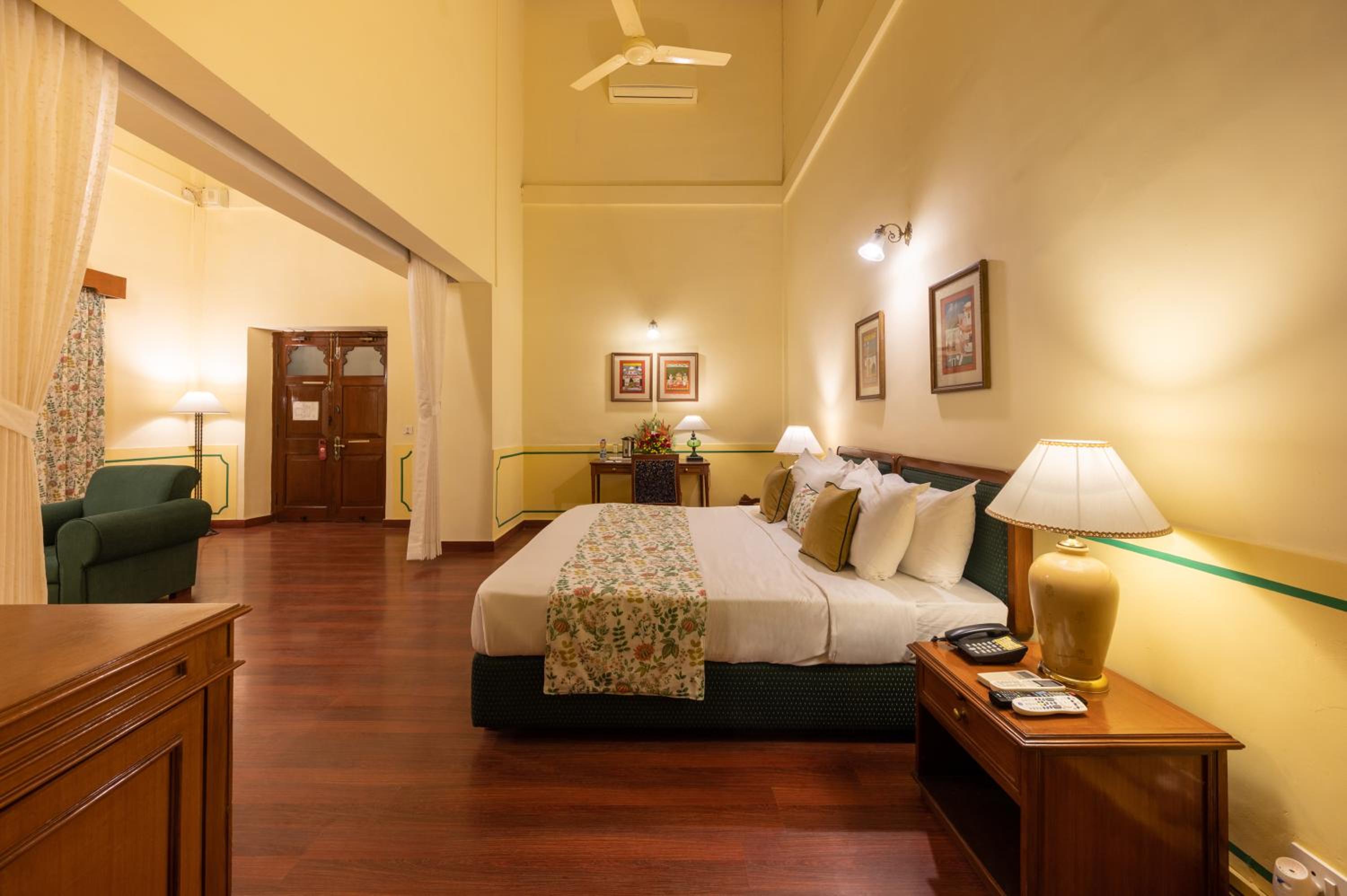 Deluxe King Room photo 1