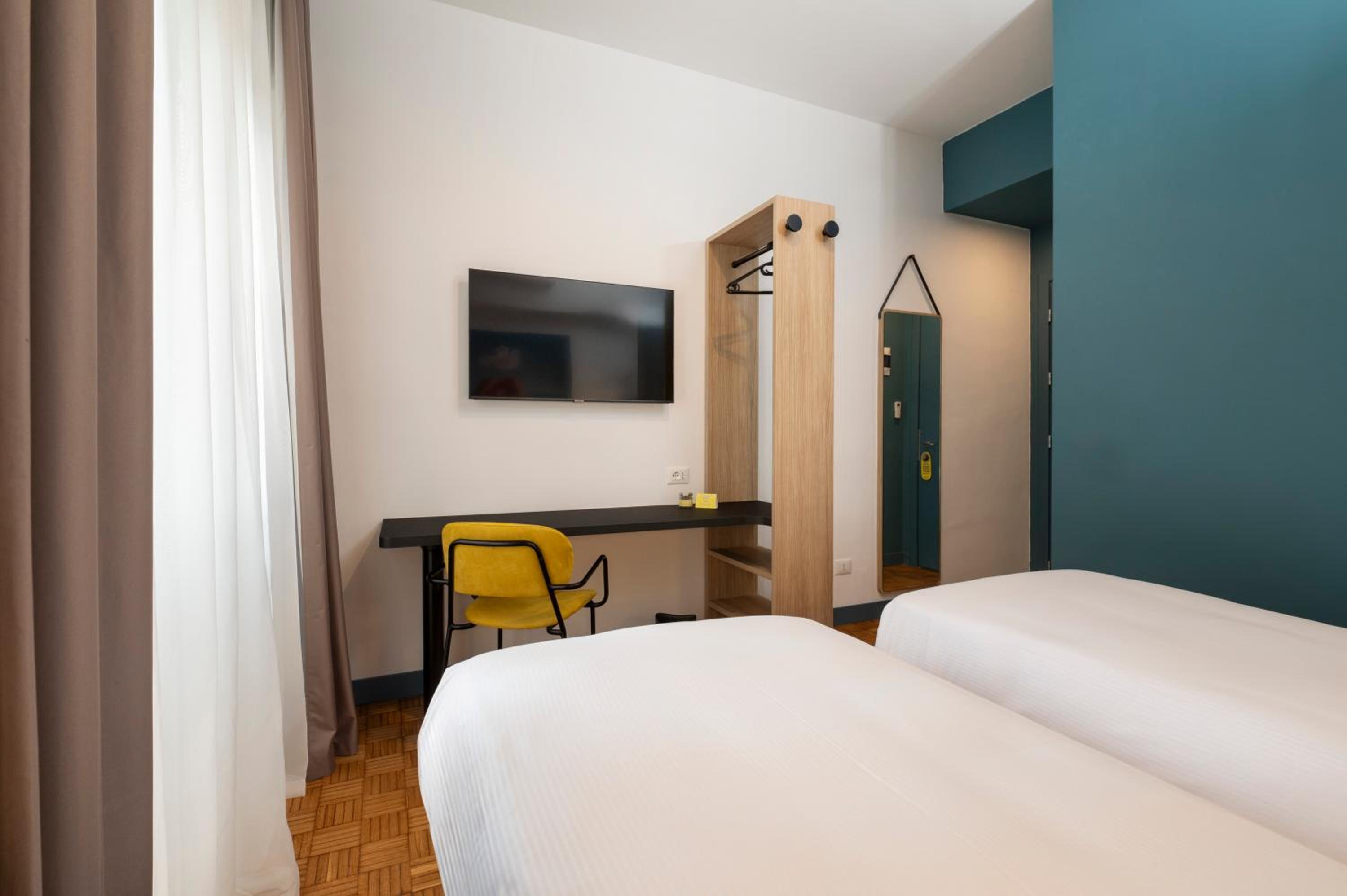 Standard Double or Twin Room - Photo 9