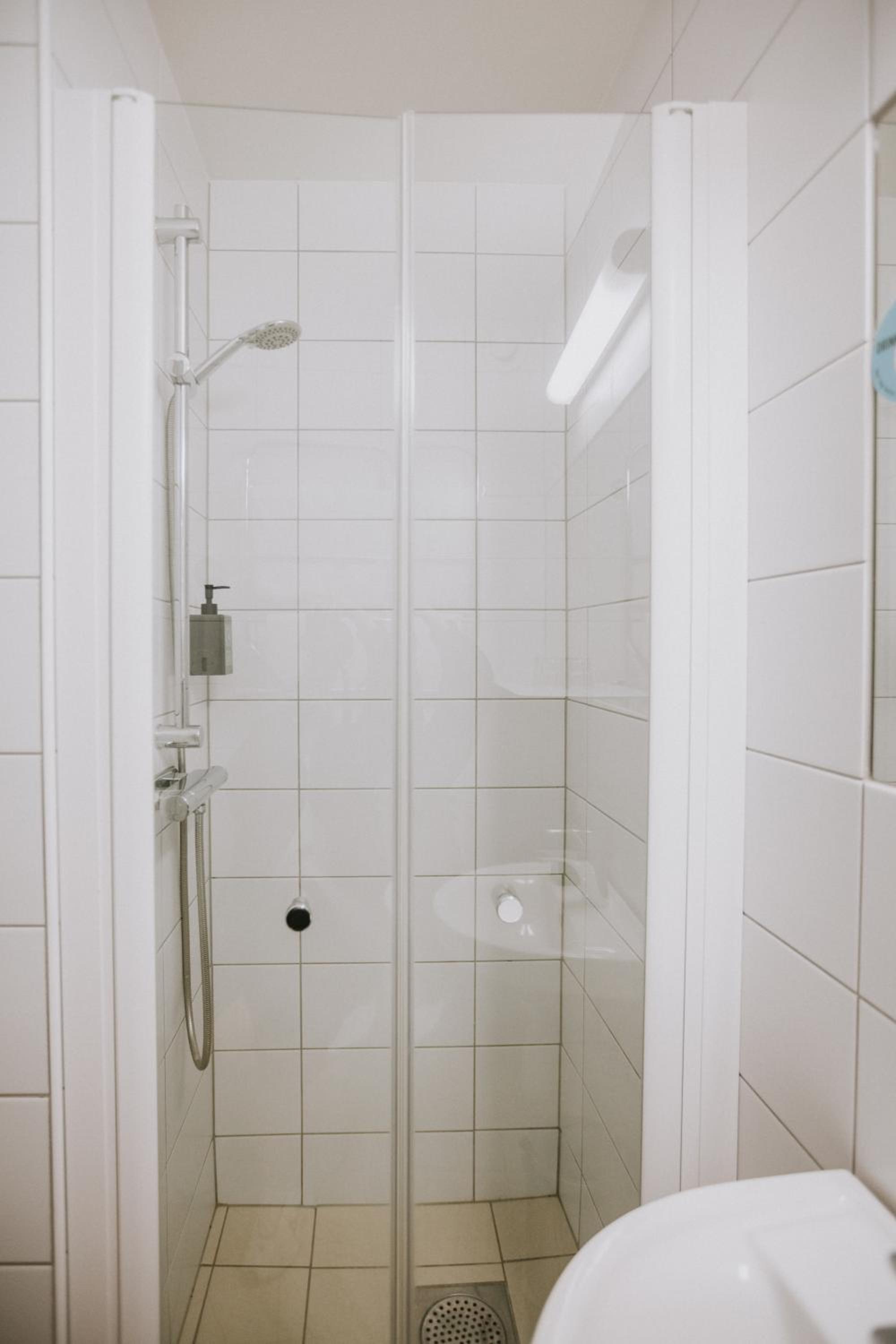Standard Twin Room - Photo 4