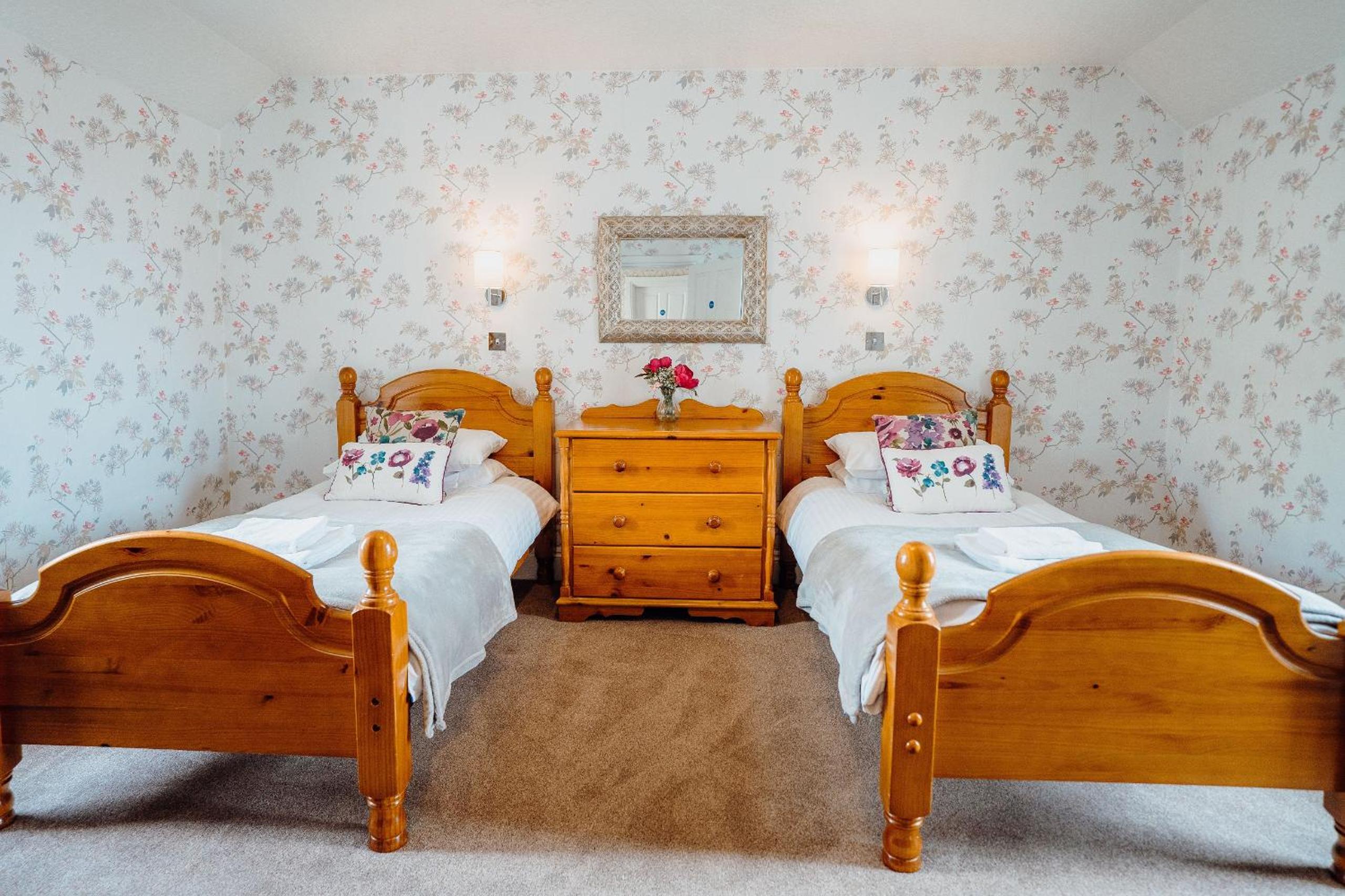 Six-Bedroom House photo 2
