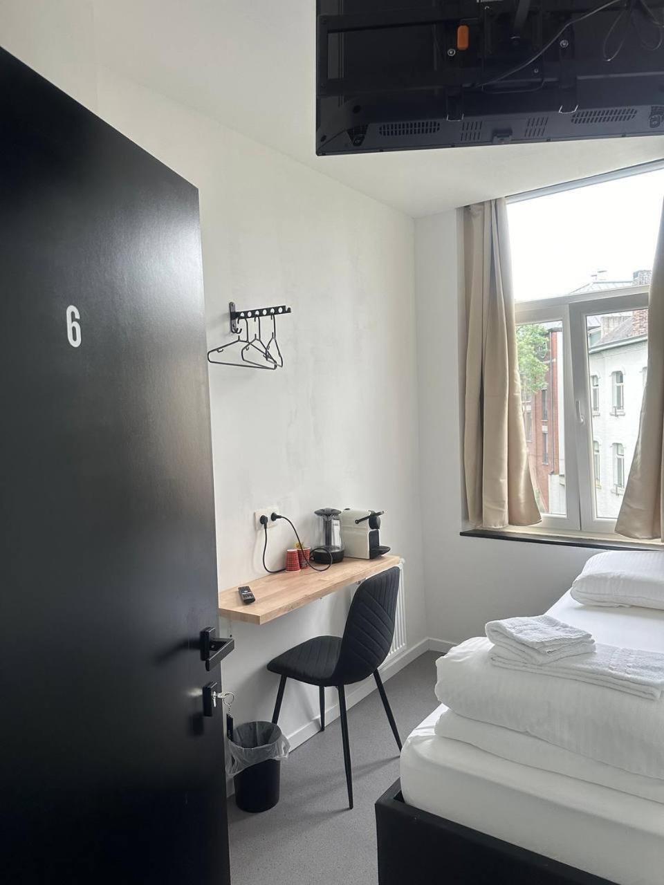 Single Room with Shared Shower and Toilet photo 3