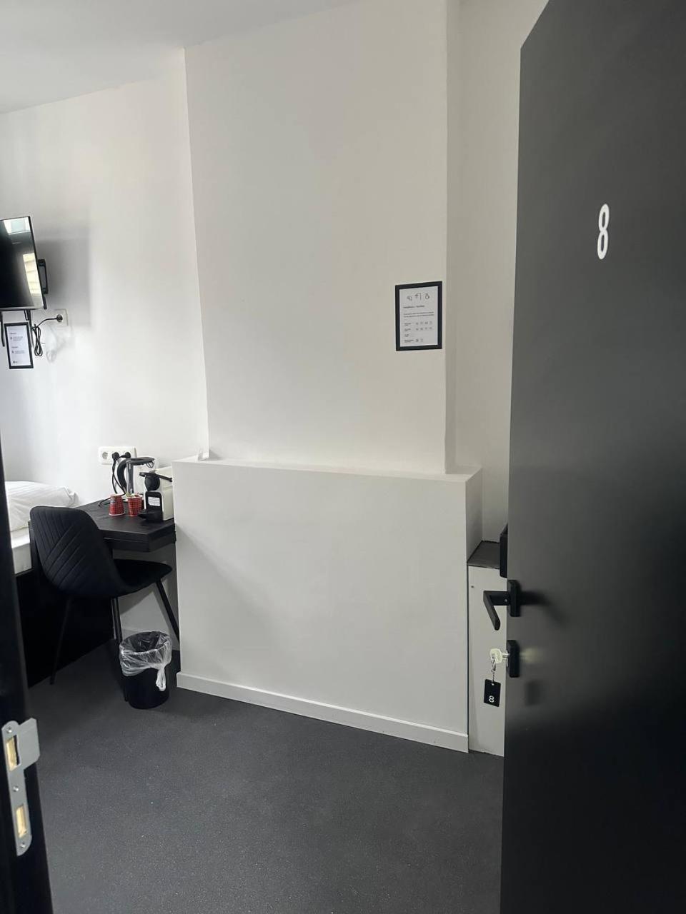 Single Room with Shared Shower and Toilet photo 3
