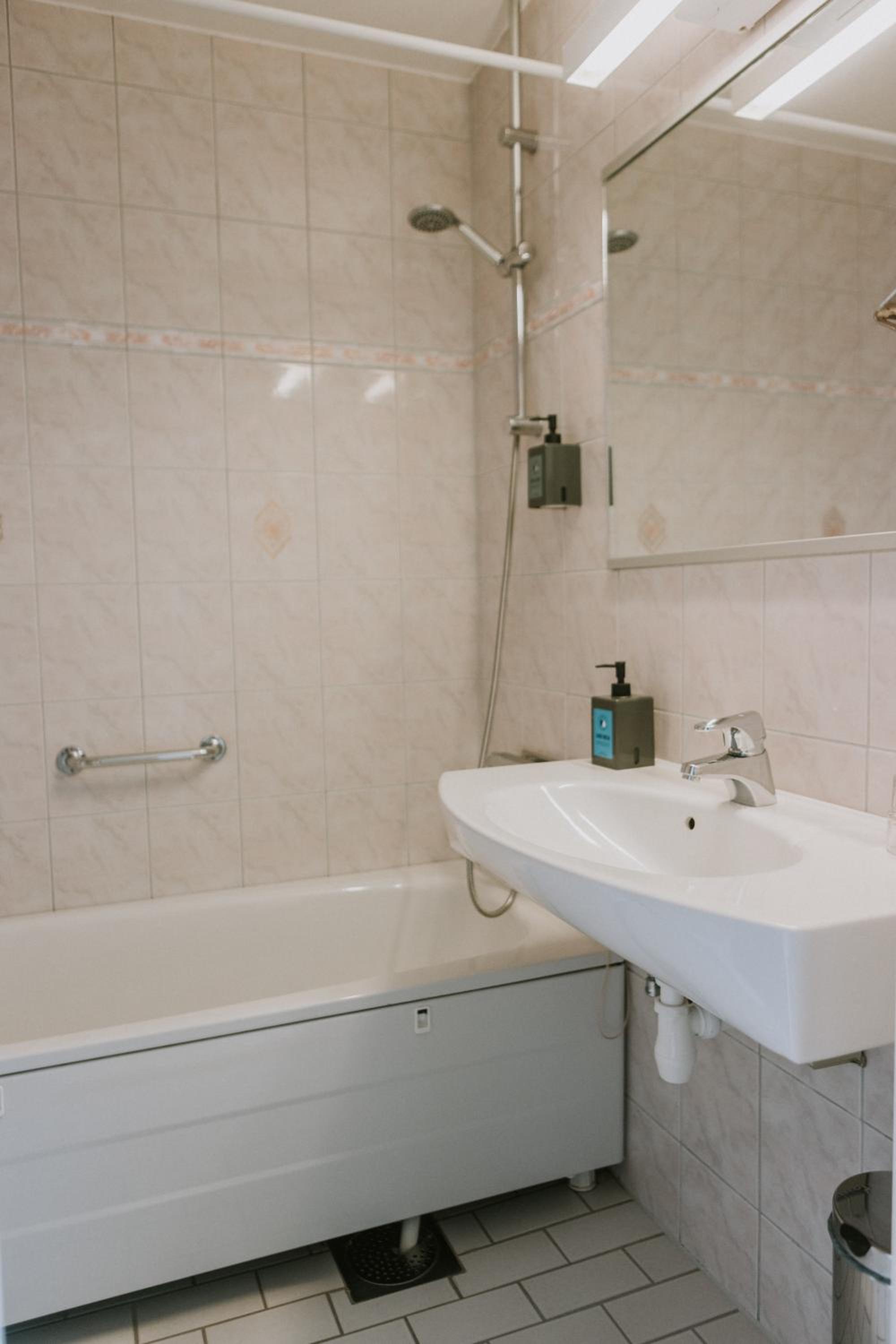 Standard Twin Room - Photo 3