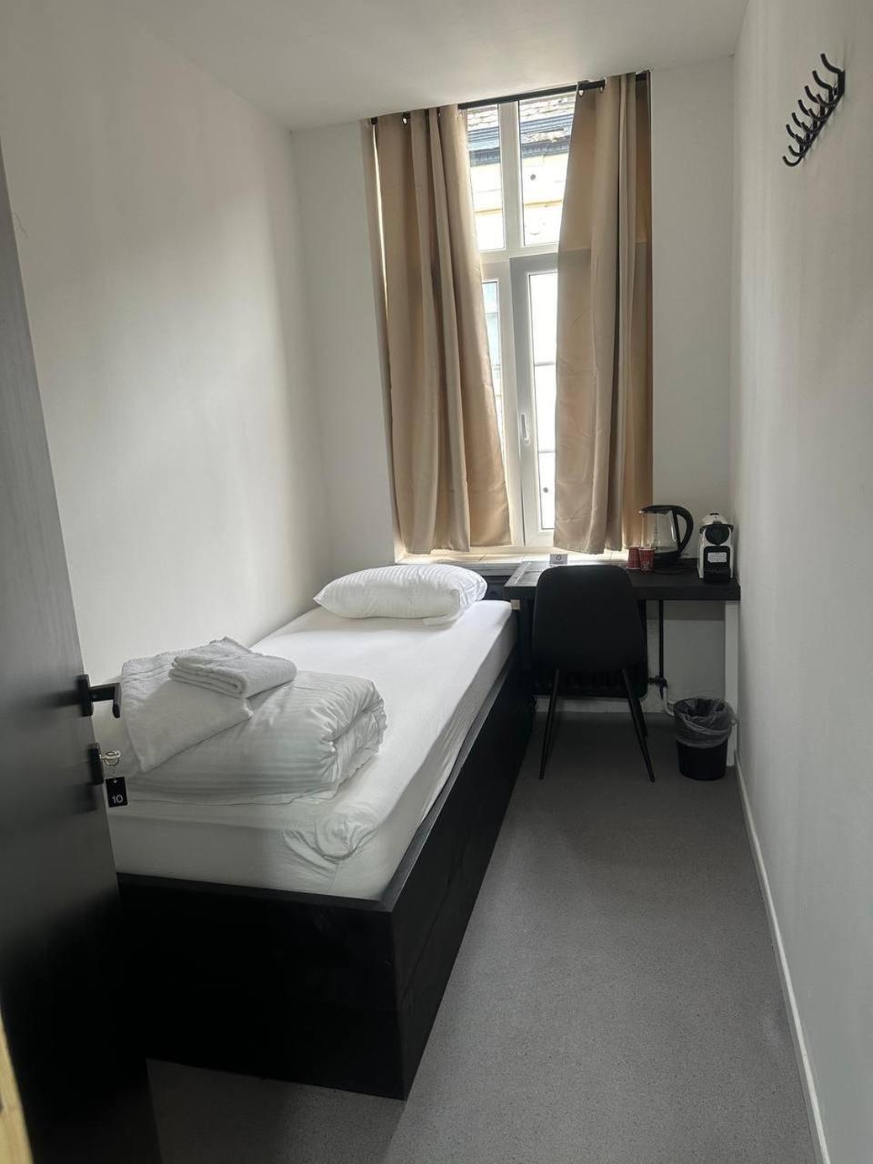 Single Room with Shared Shower and Toilet photo 3