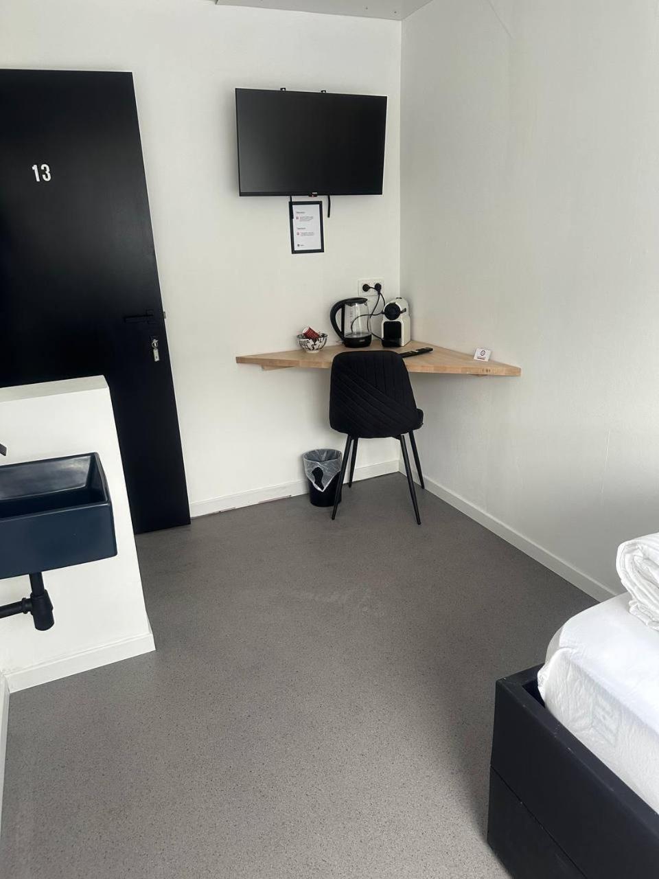Single Room with Shared Shower and Toilet photo 1