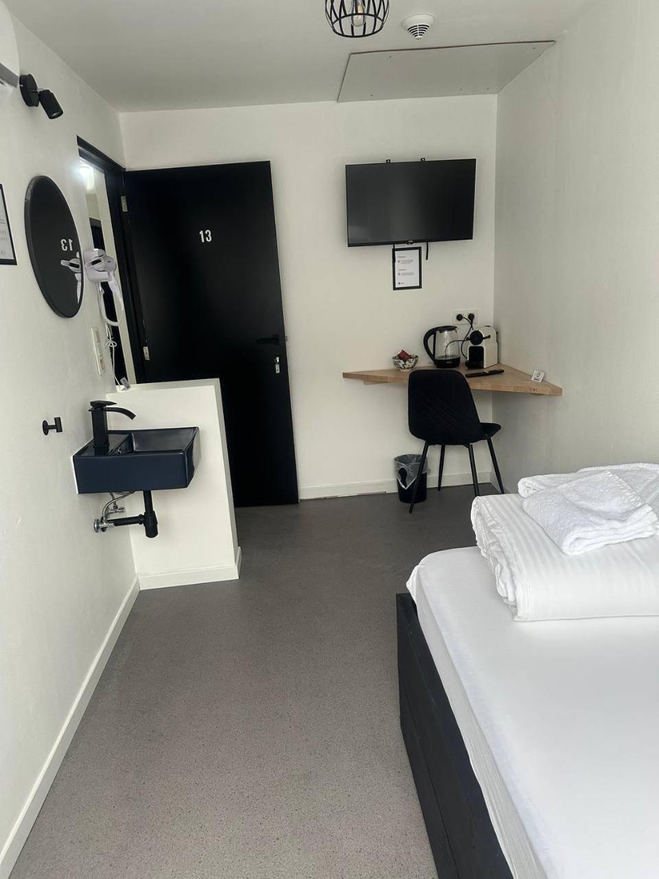Single Room with Shared Shower and Toilet photo 3
