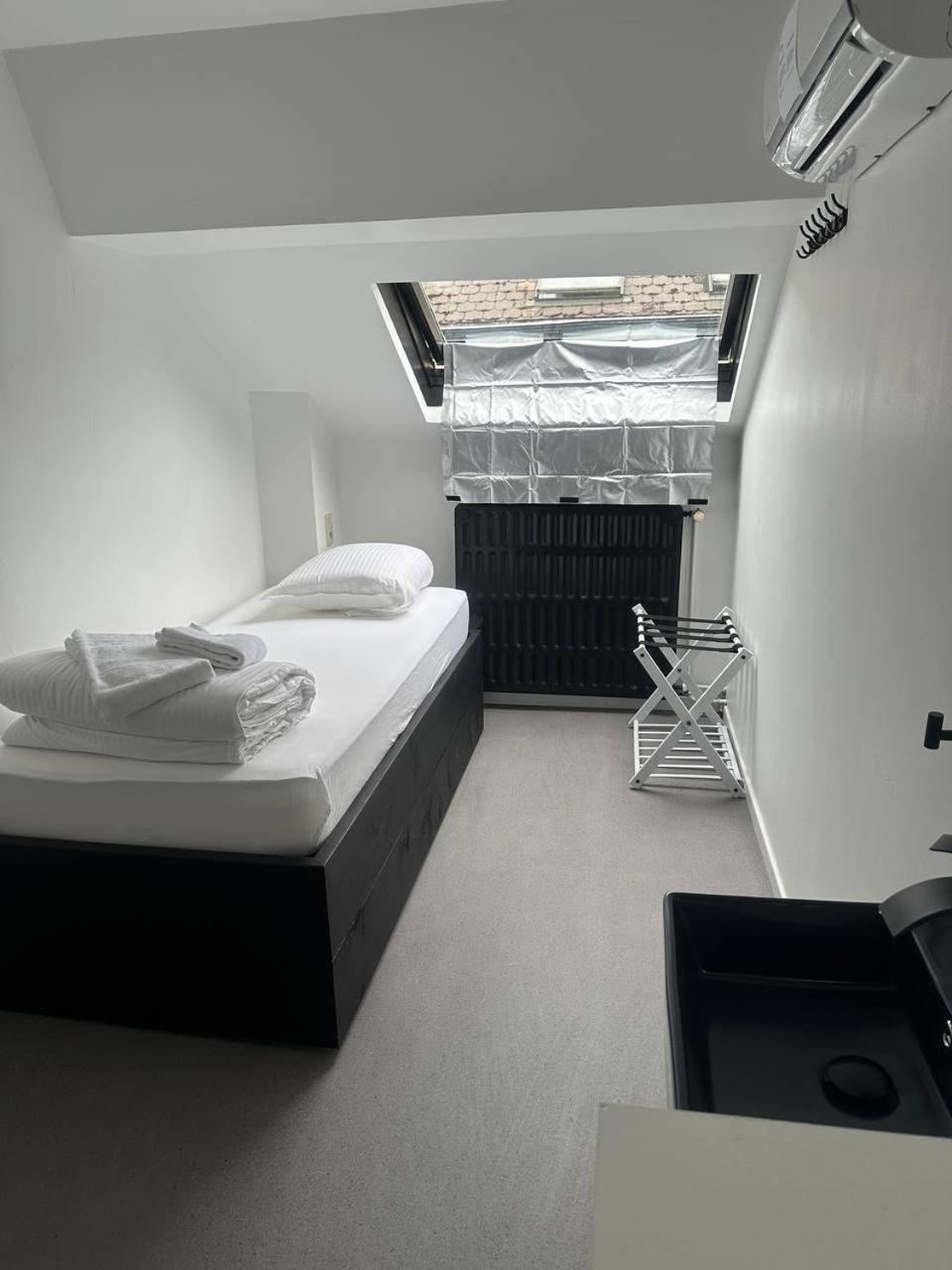 Single Room with Shared Shower and Toilet photo 2