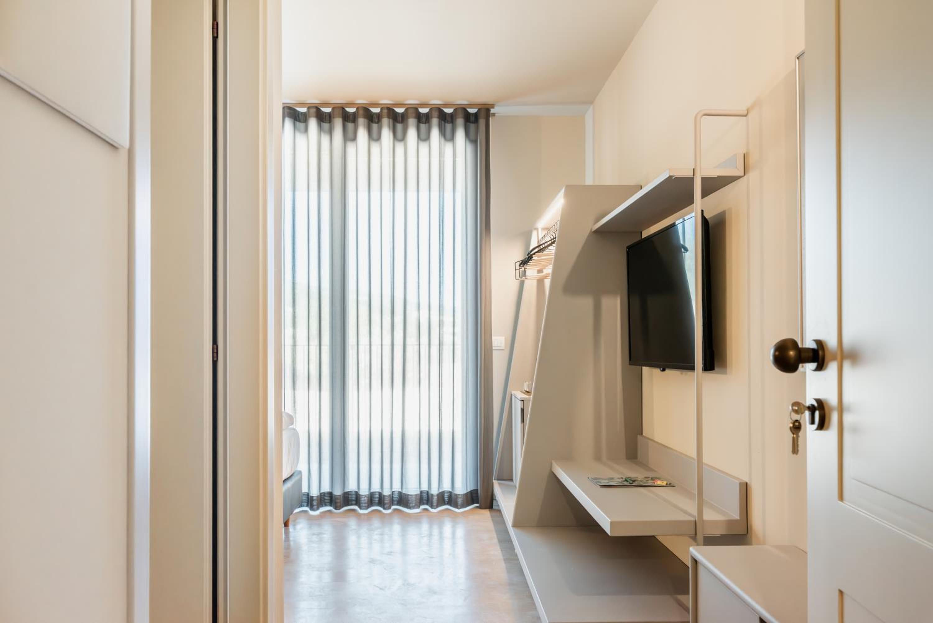 Standard Double Room - Photo 8