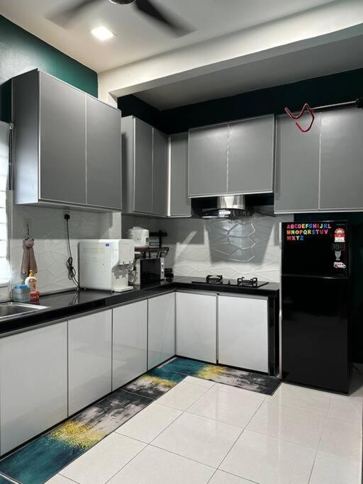 Three-Bedroom House photo 2