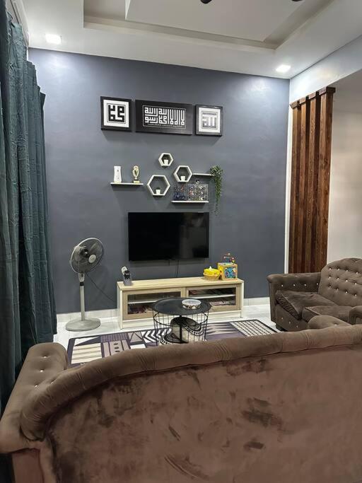 Three-Bedroom House photo 3