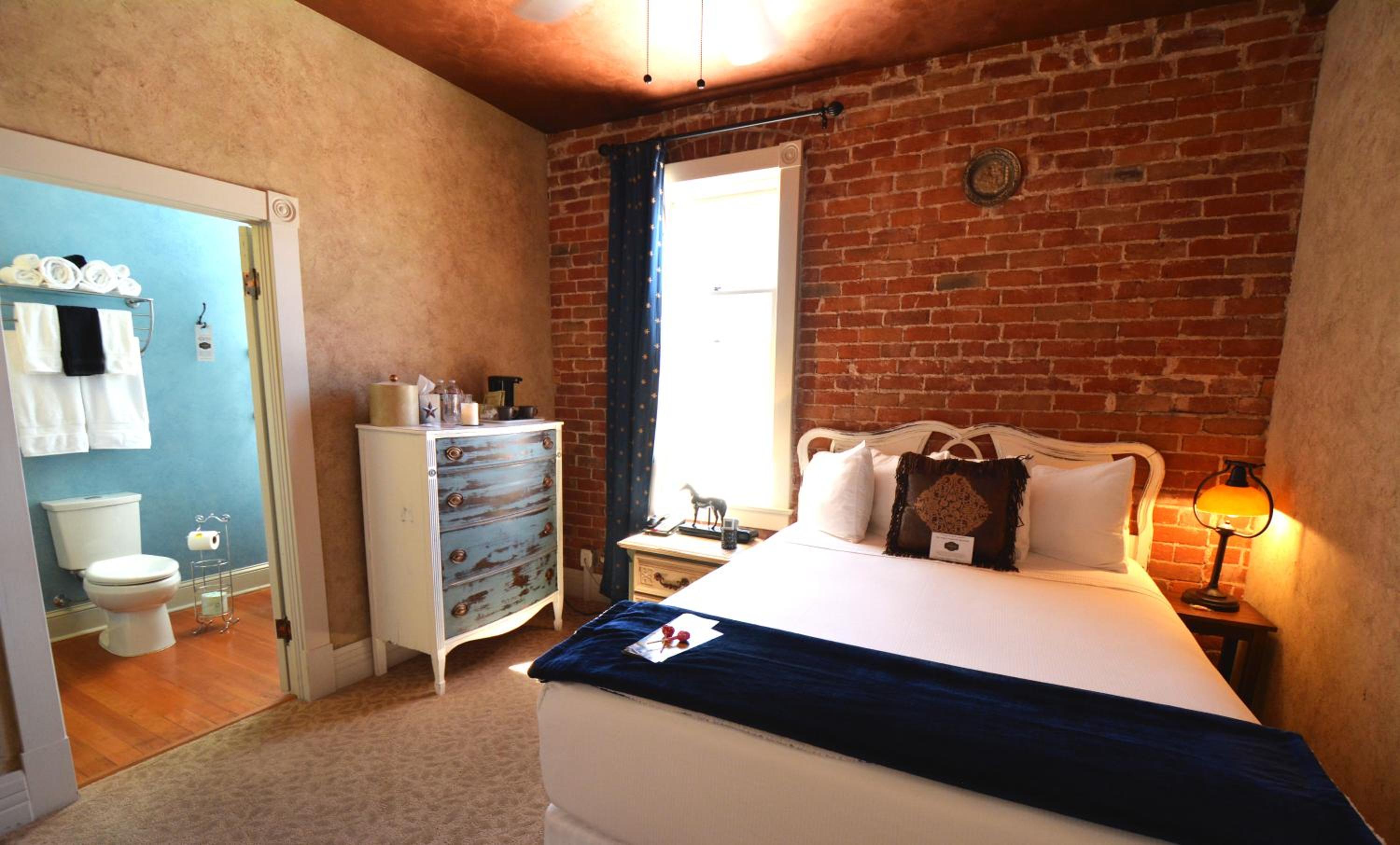 Standard Queen Room photo 3