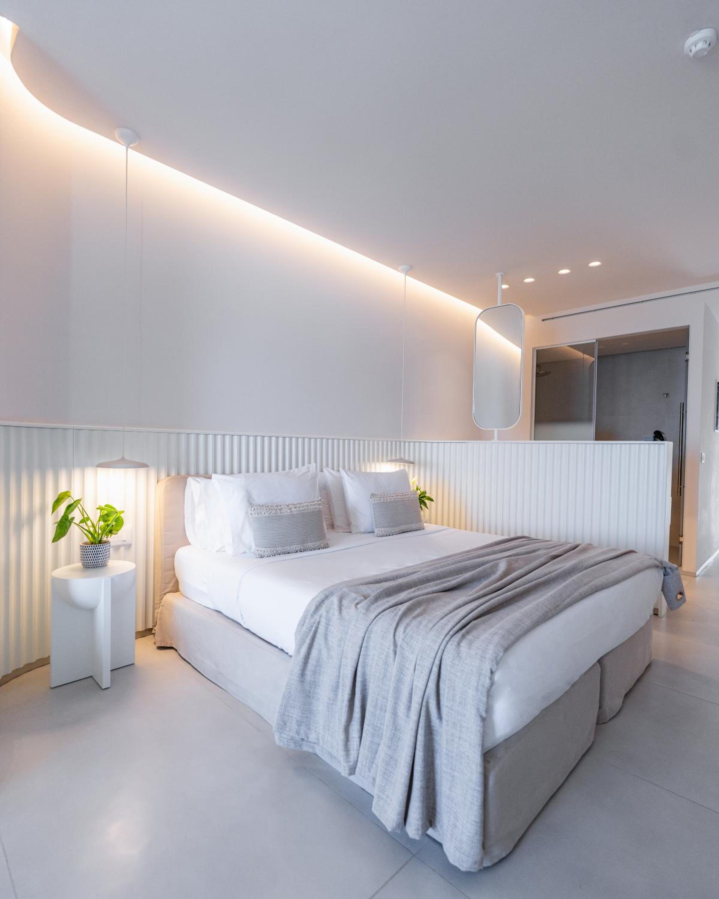 Superior Suite with Sea View - Photo 13