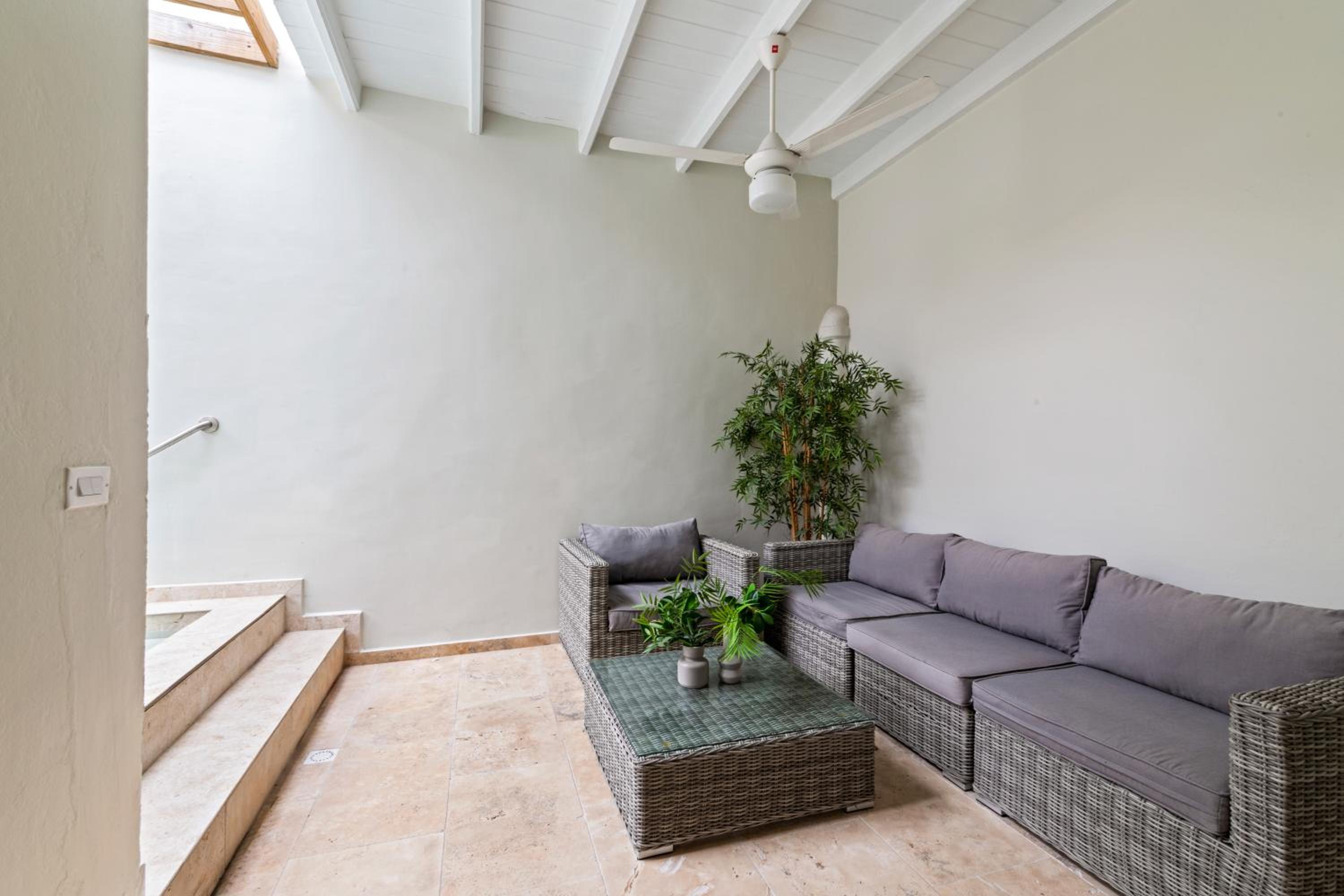 Deluxe, 2-bedroom Apartment with Private Pool and secluded terrace, ground floor