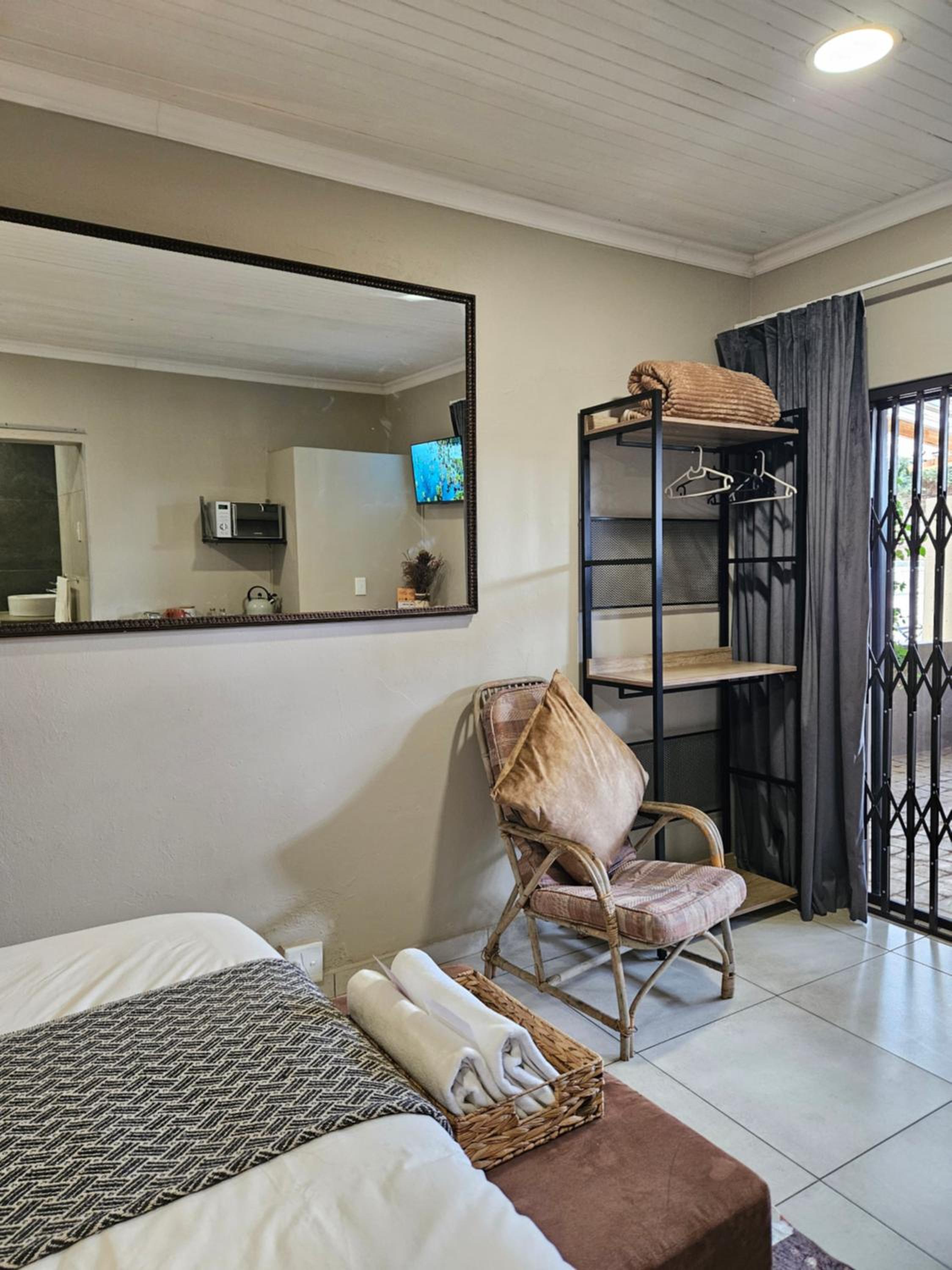 Premium Queen Room - Photo 9