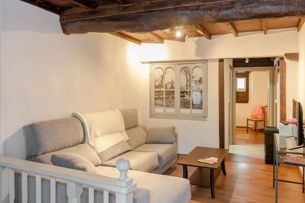 Apartamento de tres habitaciones con balcón