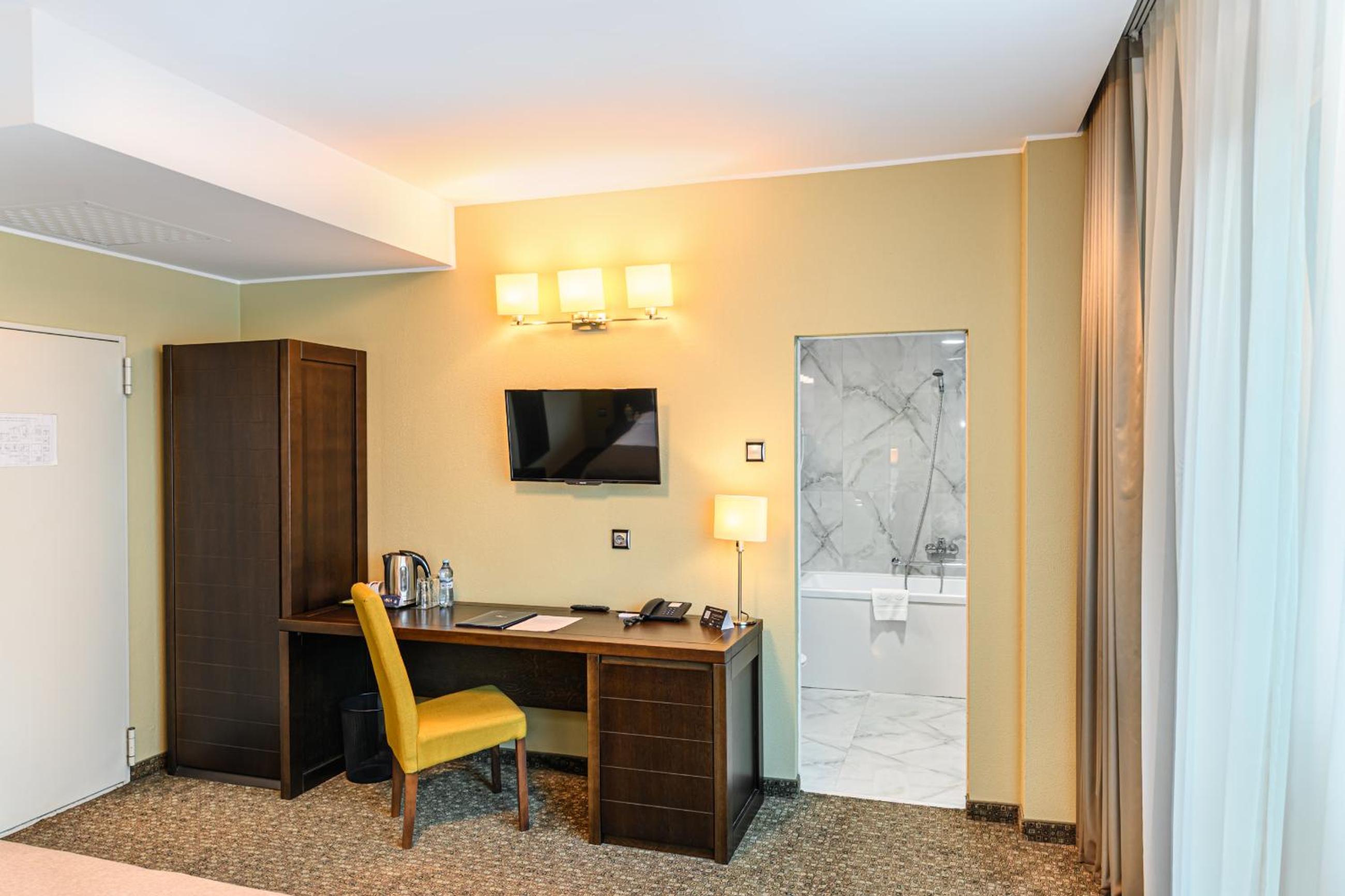 Business Superior Room with Balcony and Danube View - Photo 3