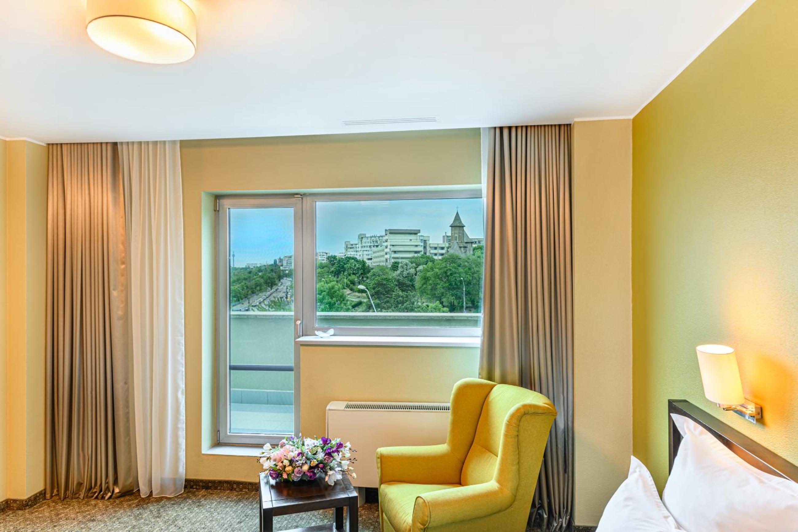 Business Superior Room with Balcony and Danube View - Photo 2