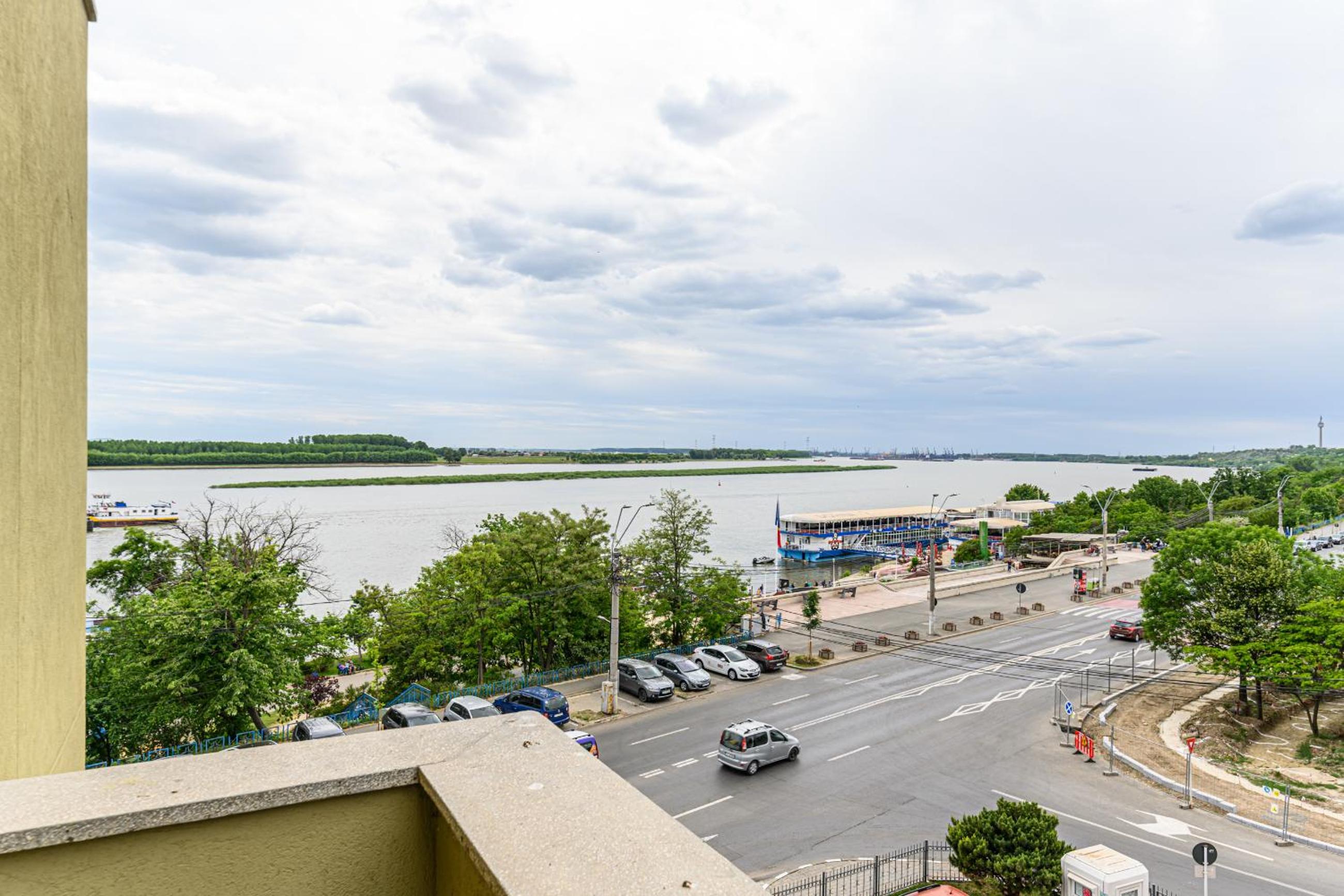 Business Superior Room with Balcony and Danube View - Photo 8