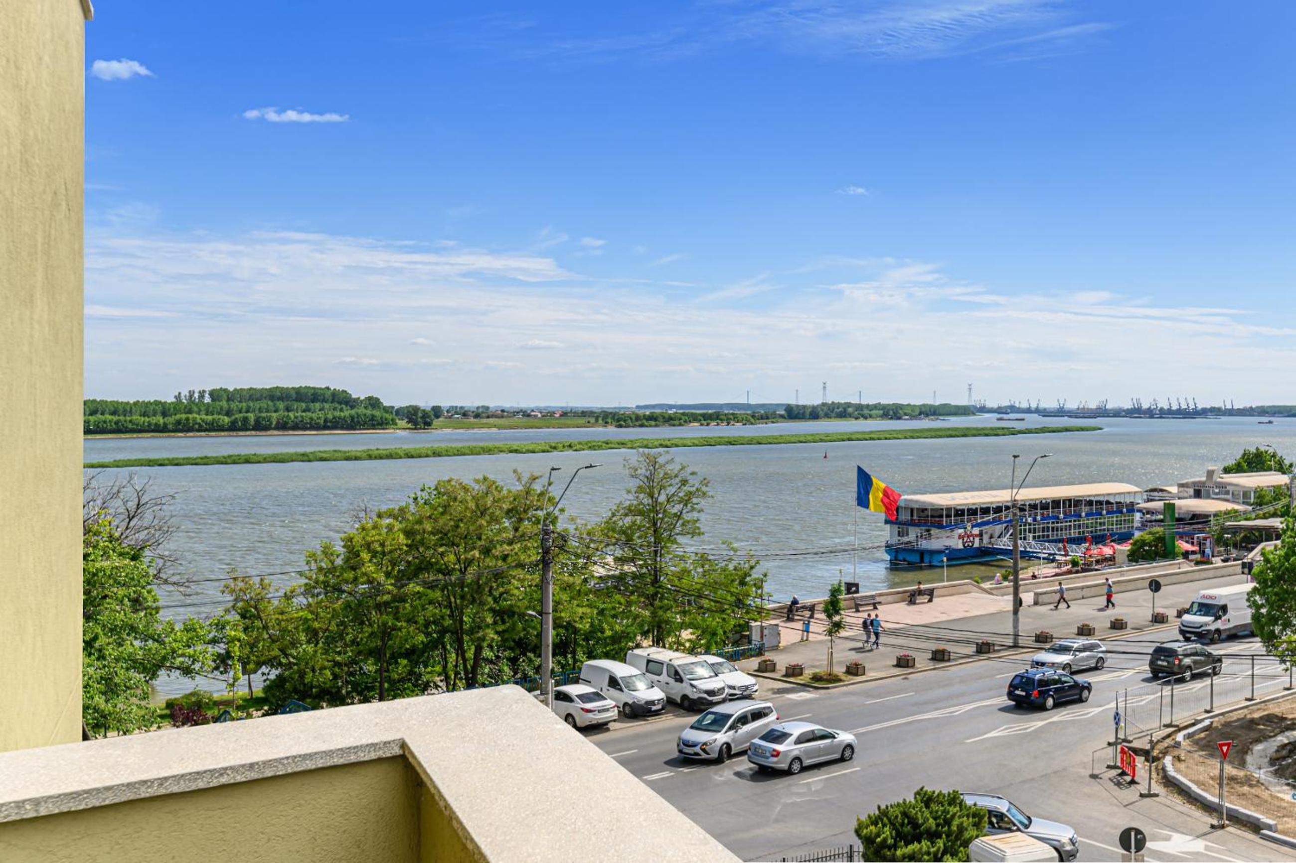 Business Superior Room with Balcony and Danube View - Photo 7