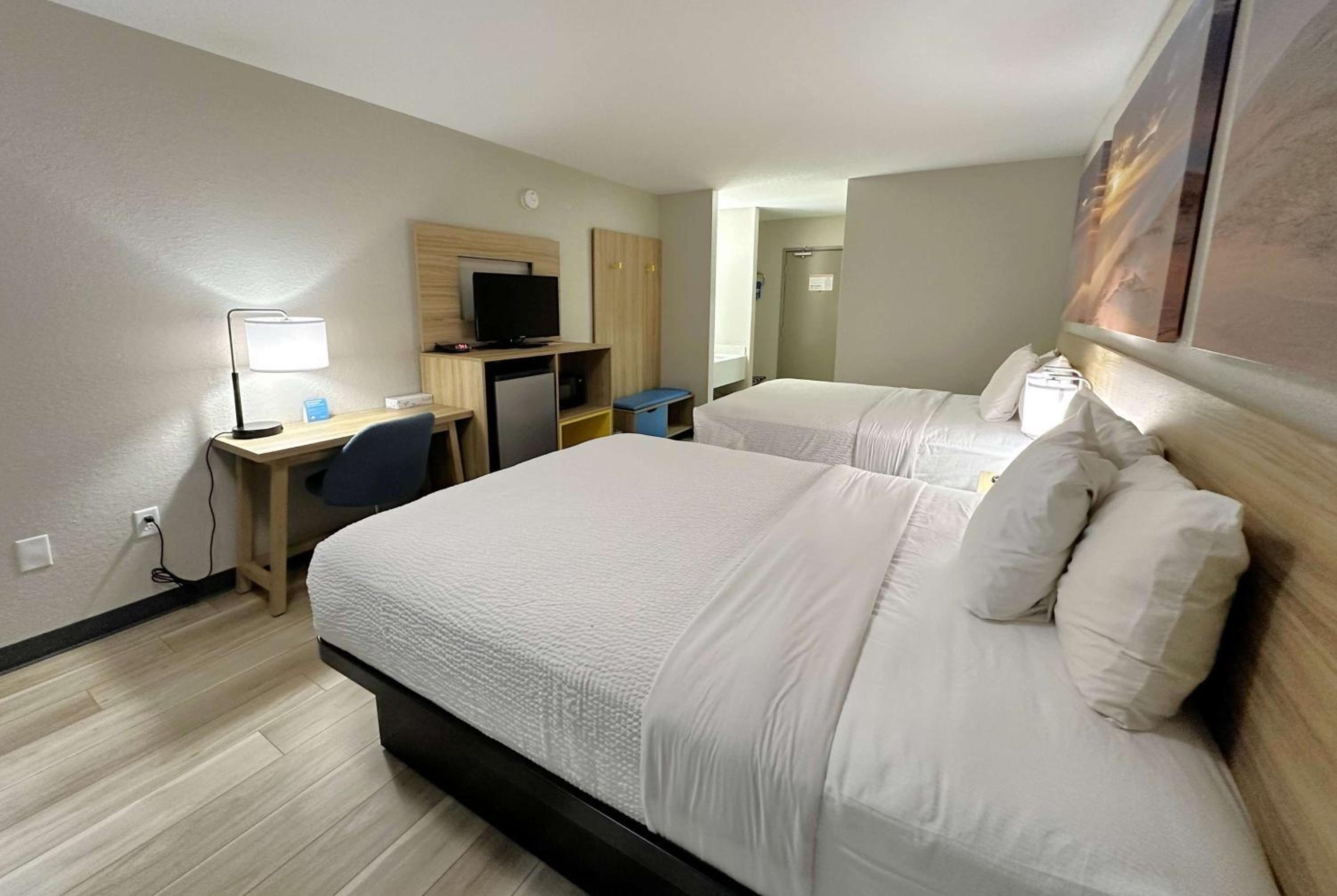 Queen Room with Two Queen Beds - Non-Smoking - Photo 1