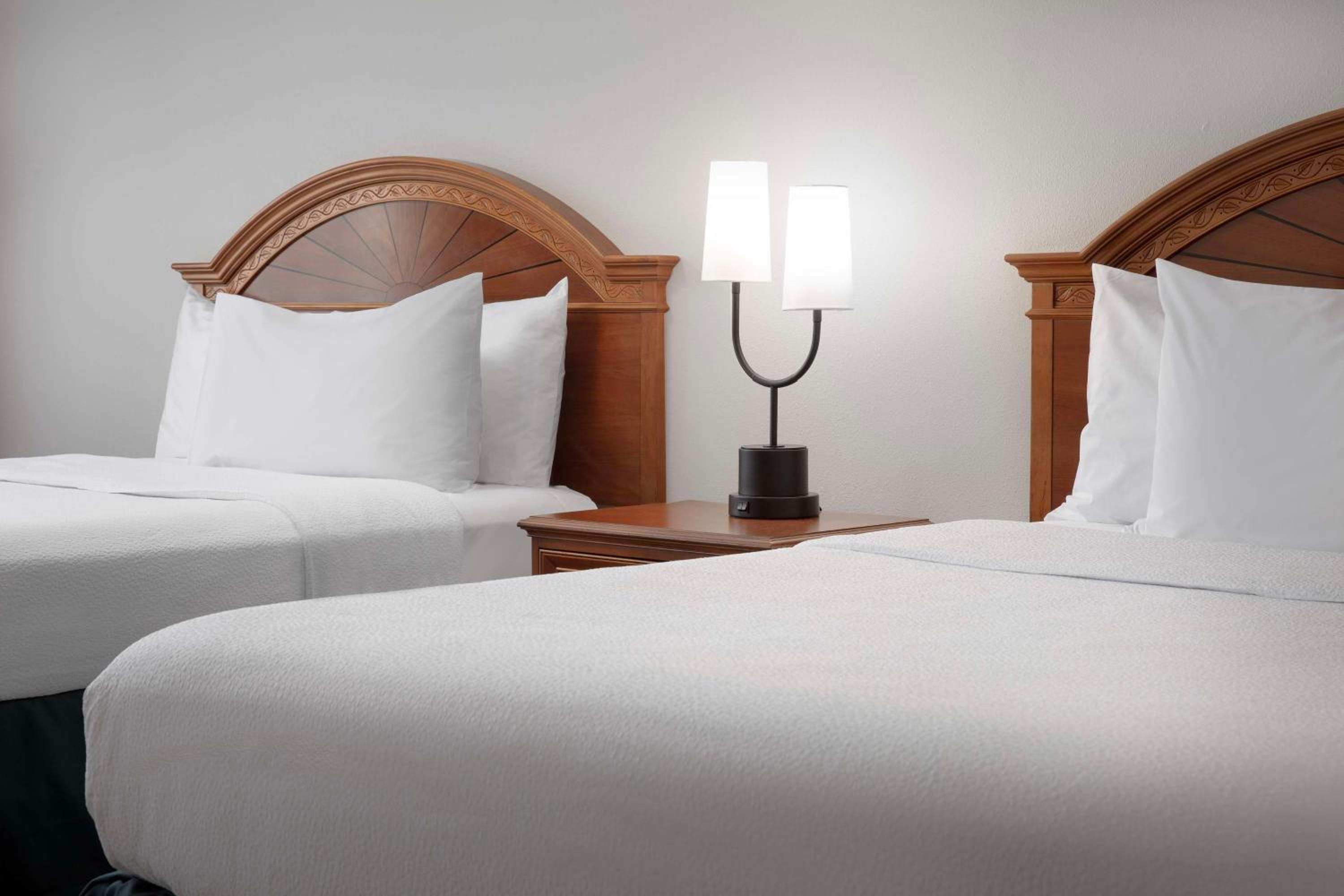 Queen Room with Two Queen Beds - Photo 5