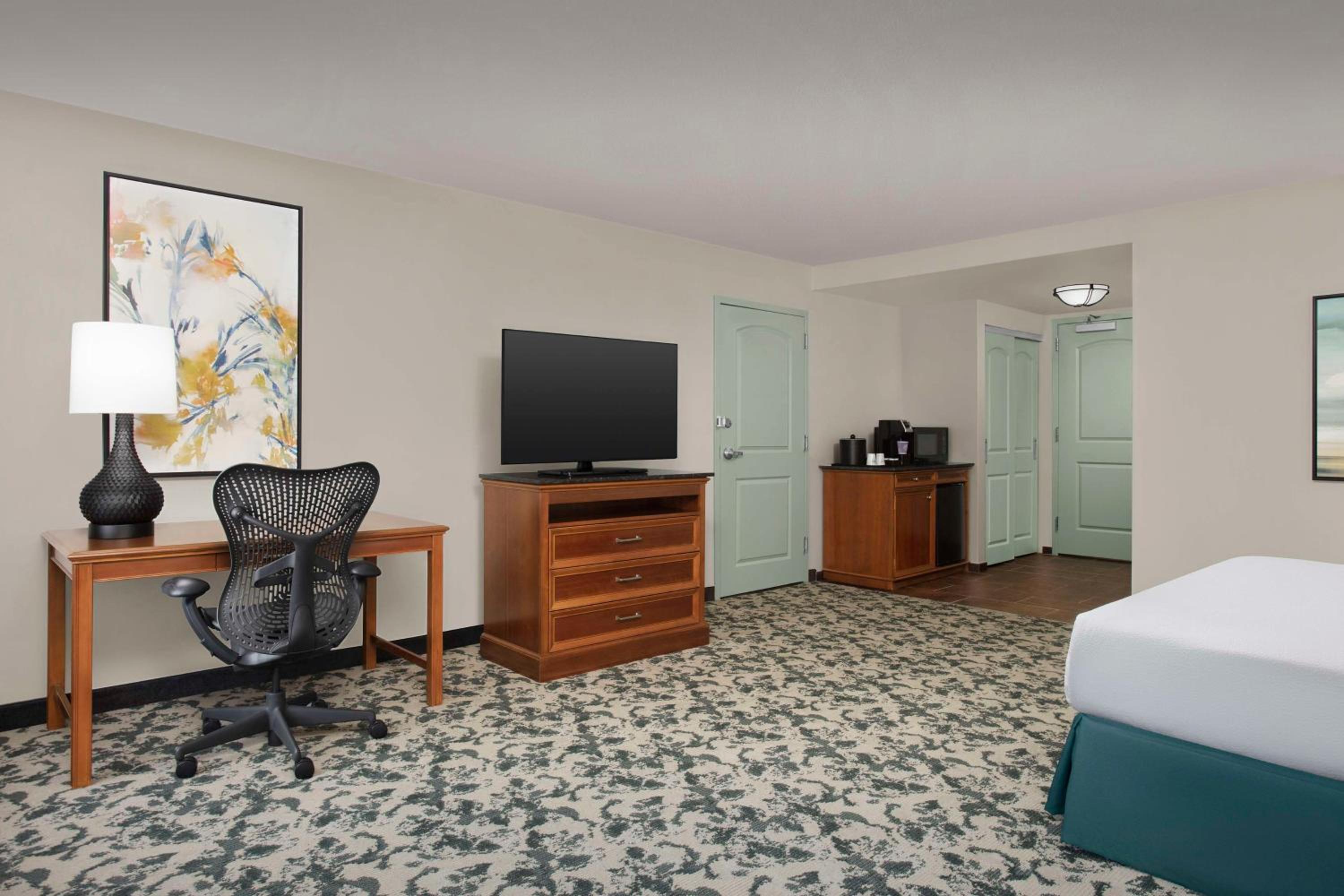 King Room with Roll-In Shower - Mobility/Hearing Accessible - Photo 5