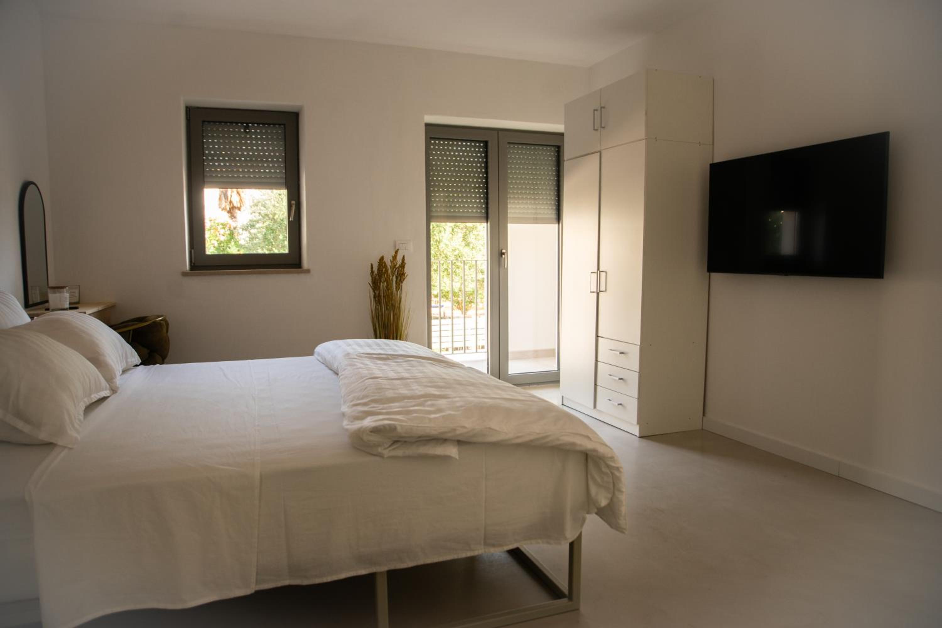 One-Bedroom Apartment photo 2