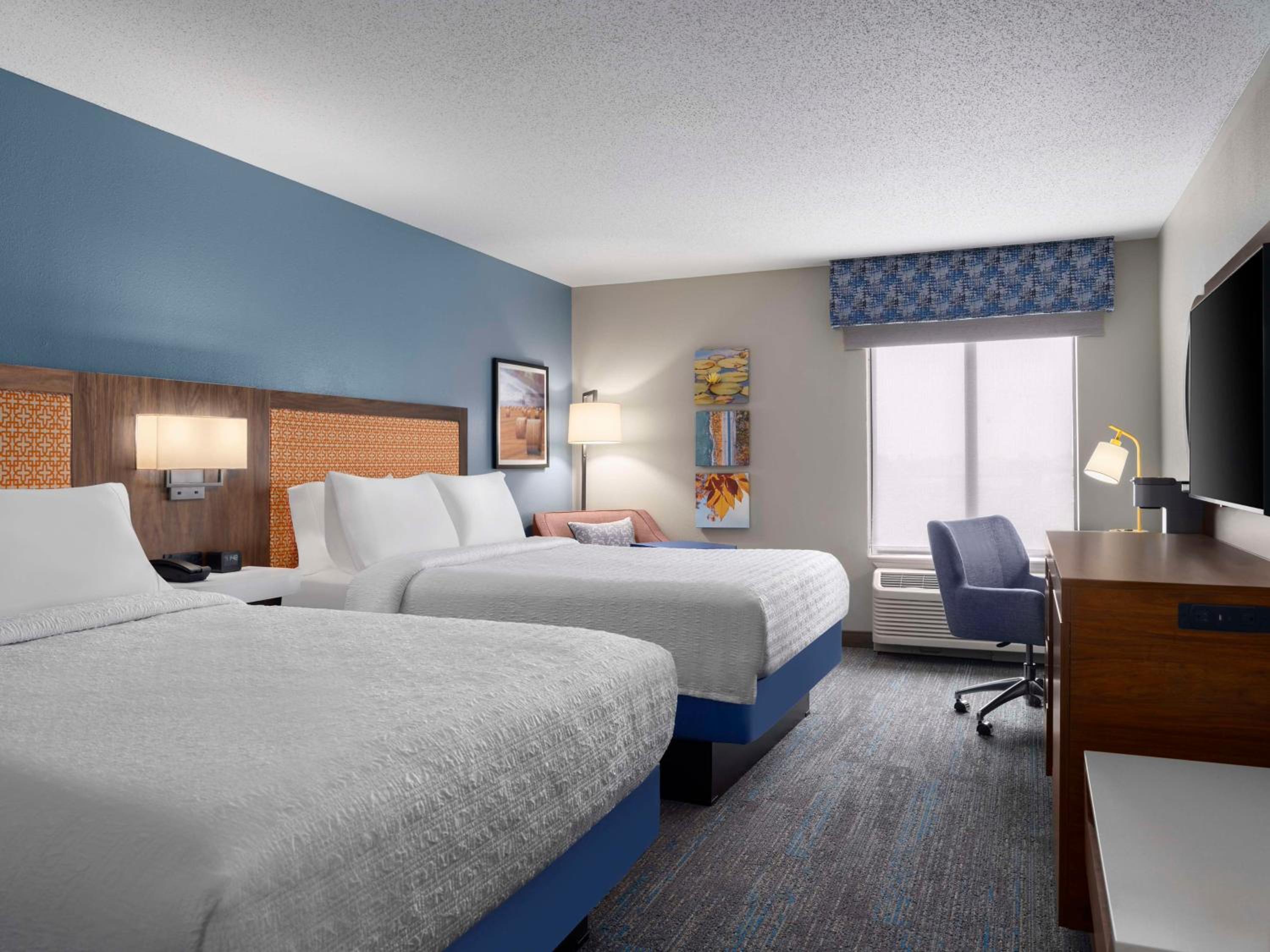 Queen Room with Two Queen Beds - Non-Smoking - Photo 8