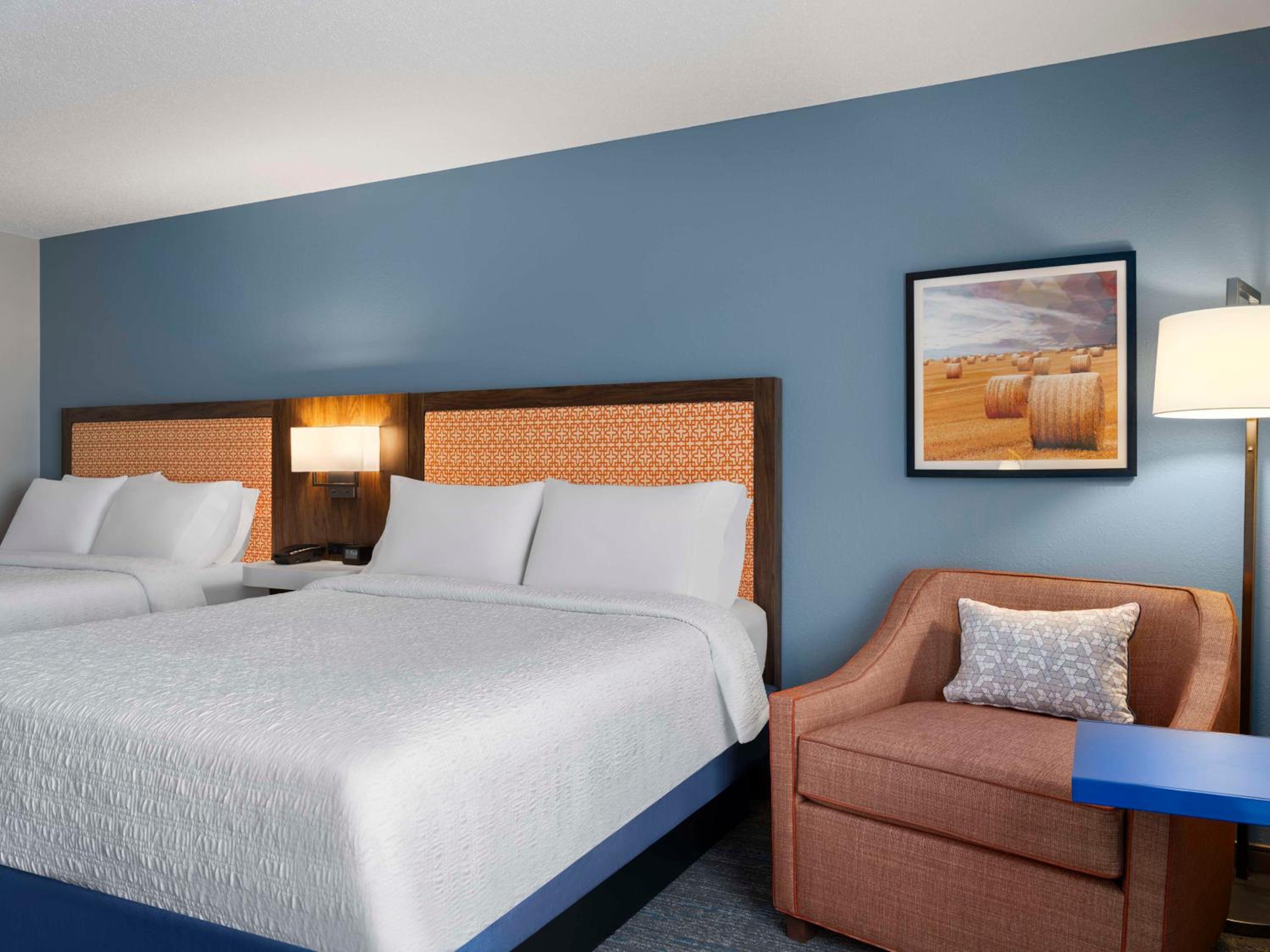 Queen Room with Two Queen Beds - Non-Smoking - Photo 9