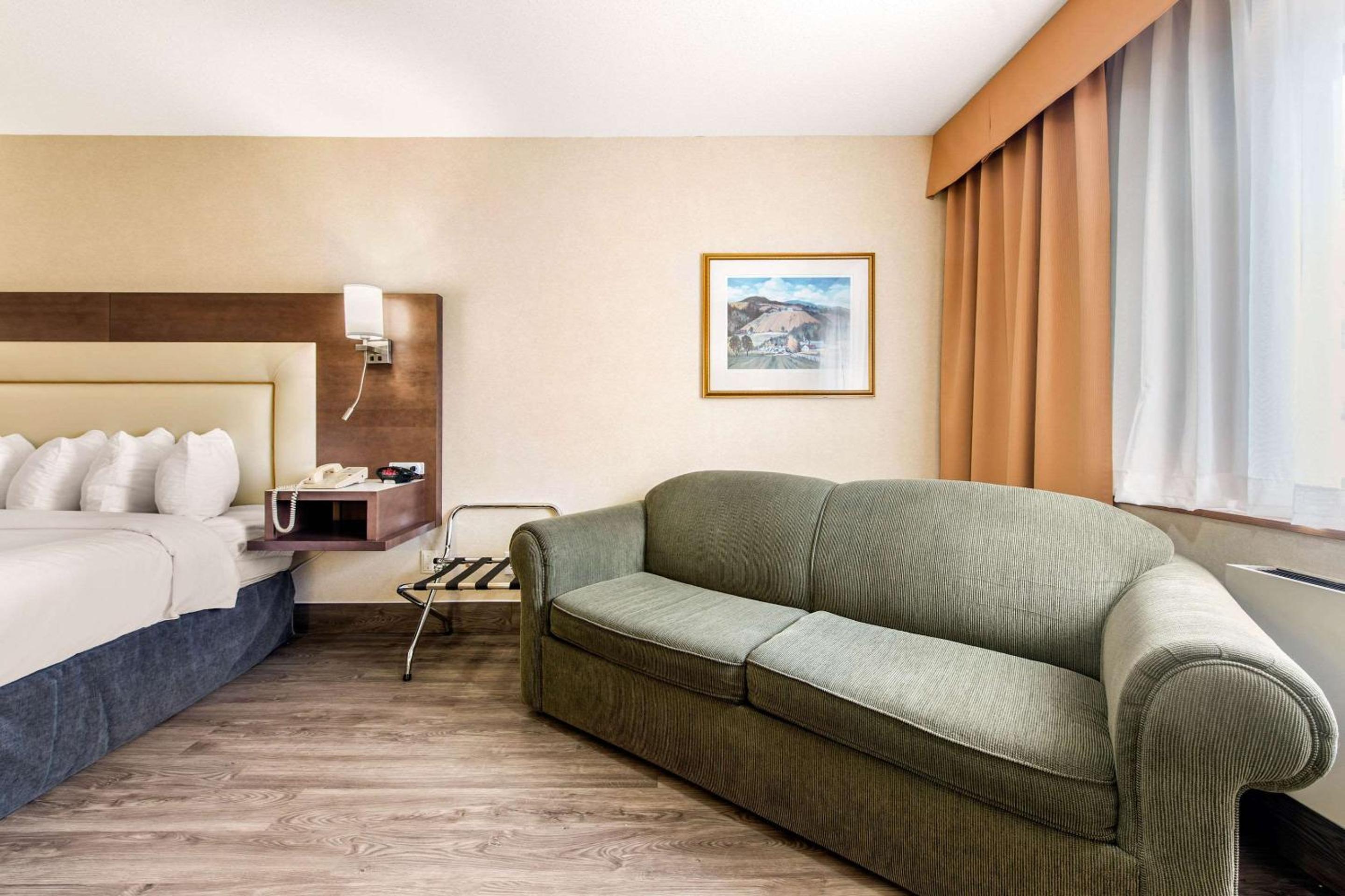 Executive King Room with Sofa Bed - Photo 2