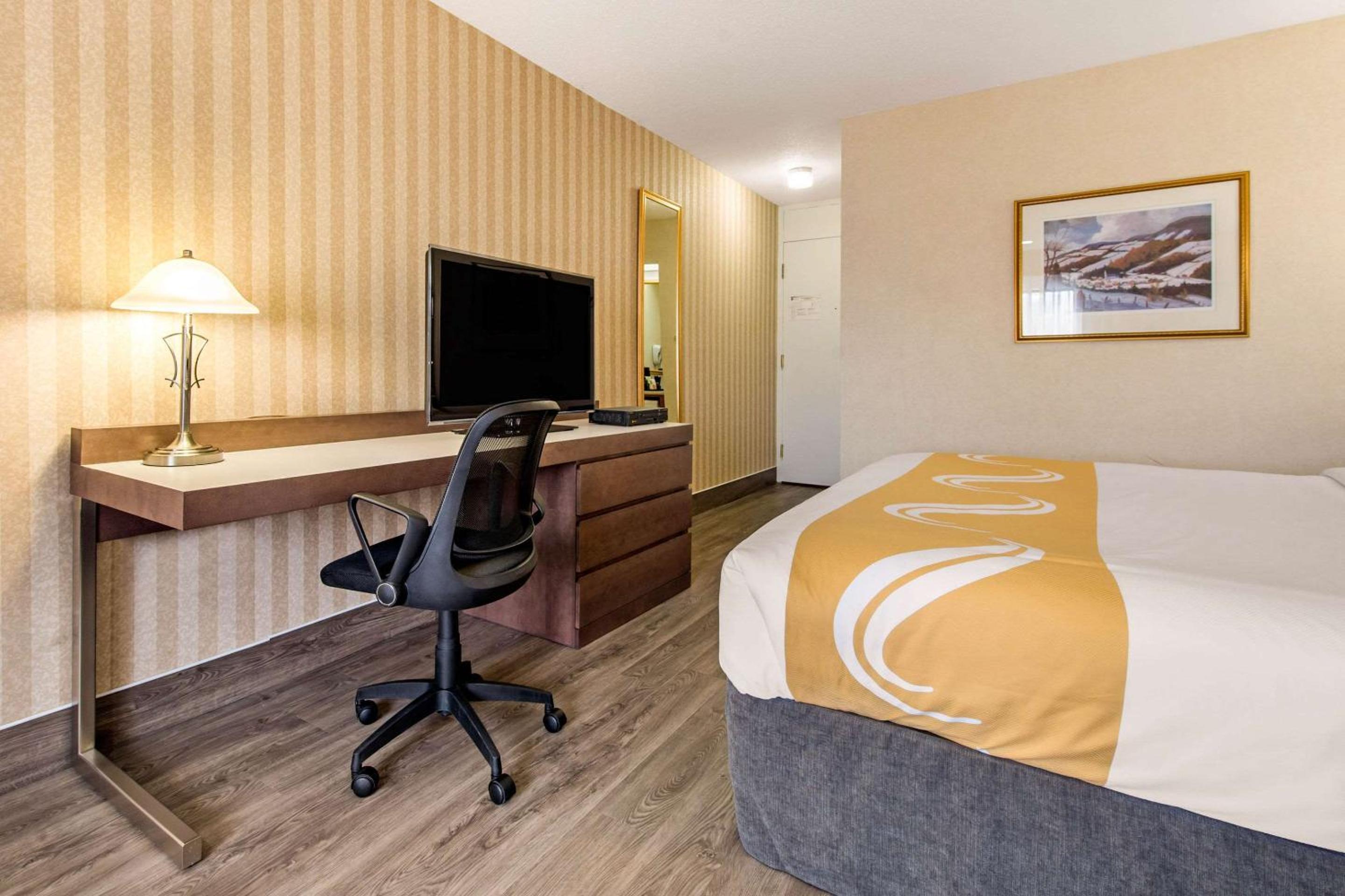 Executive King Room with Sofa Bed - Photo 6