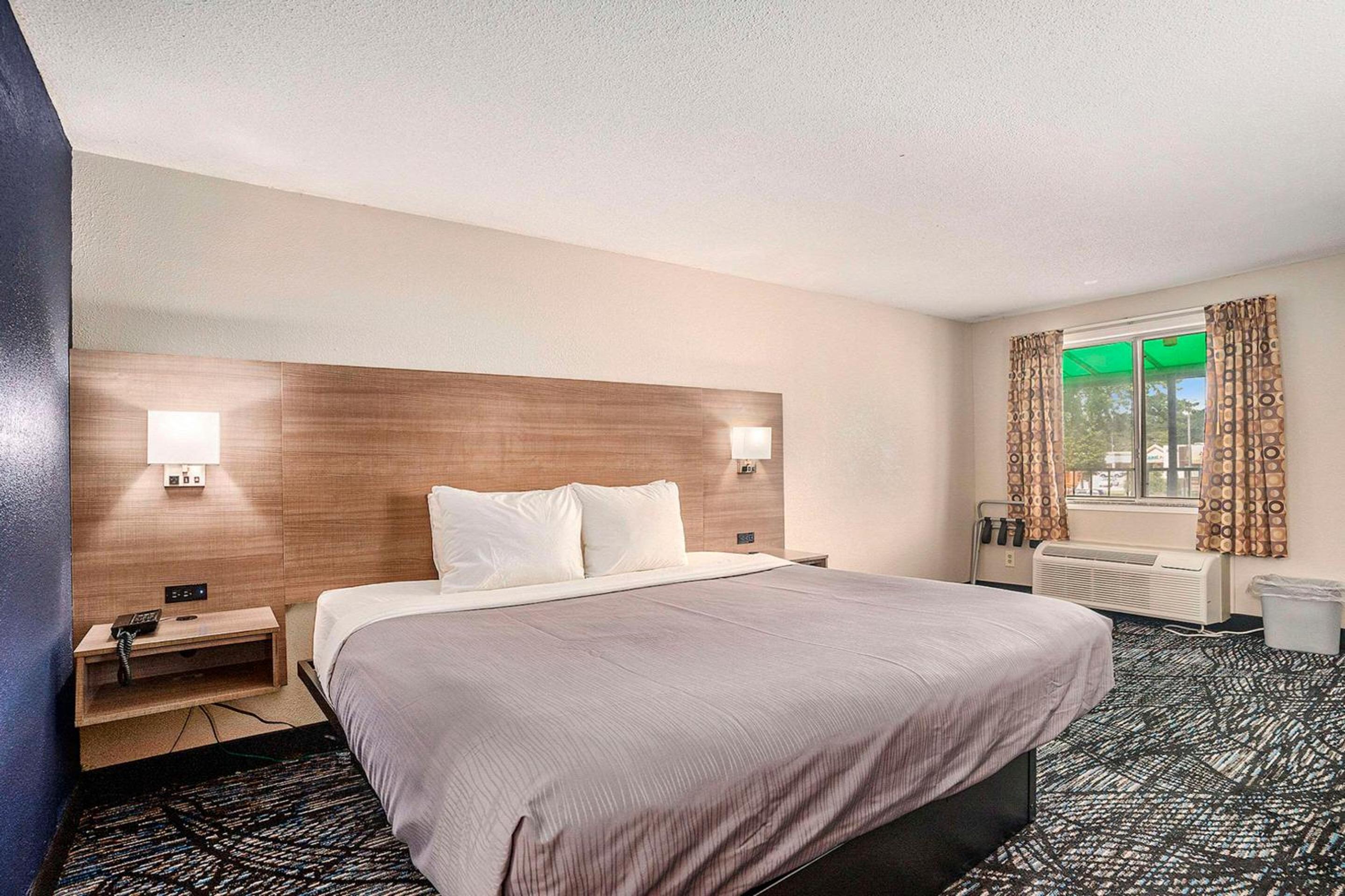 King Room - Non-Smoking - Photo 1