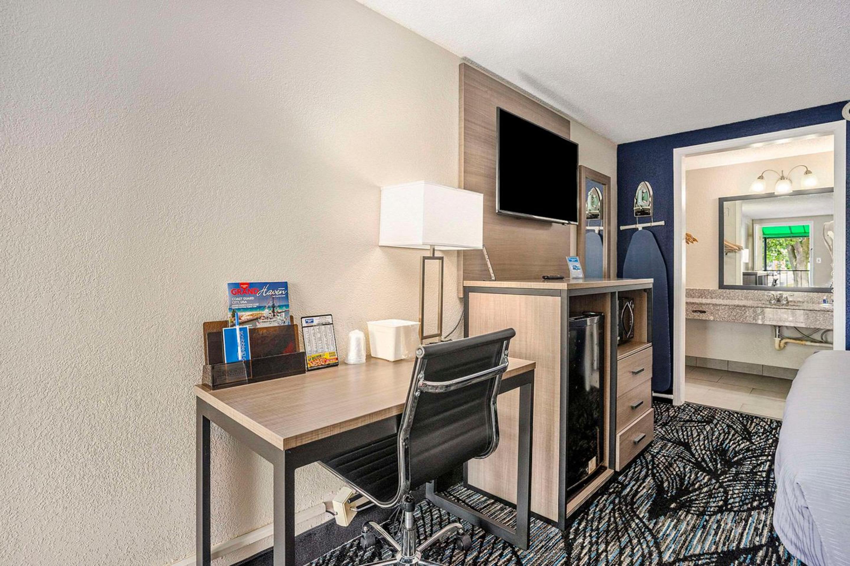 King Room - Non-Smoking - Photo 2